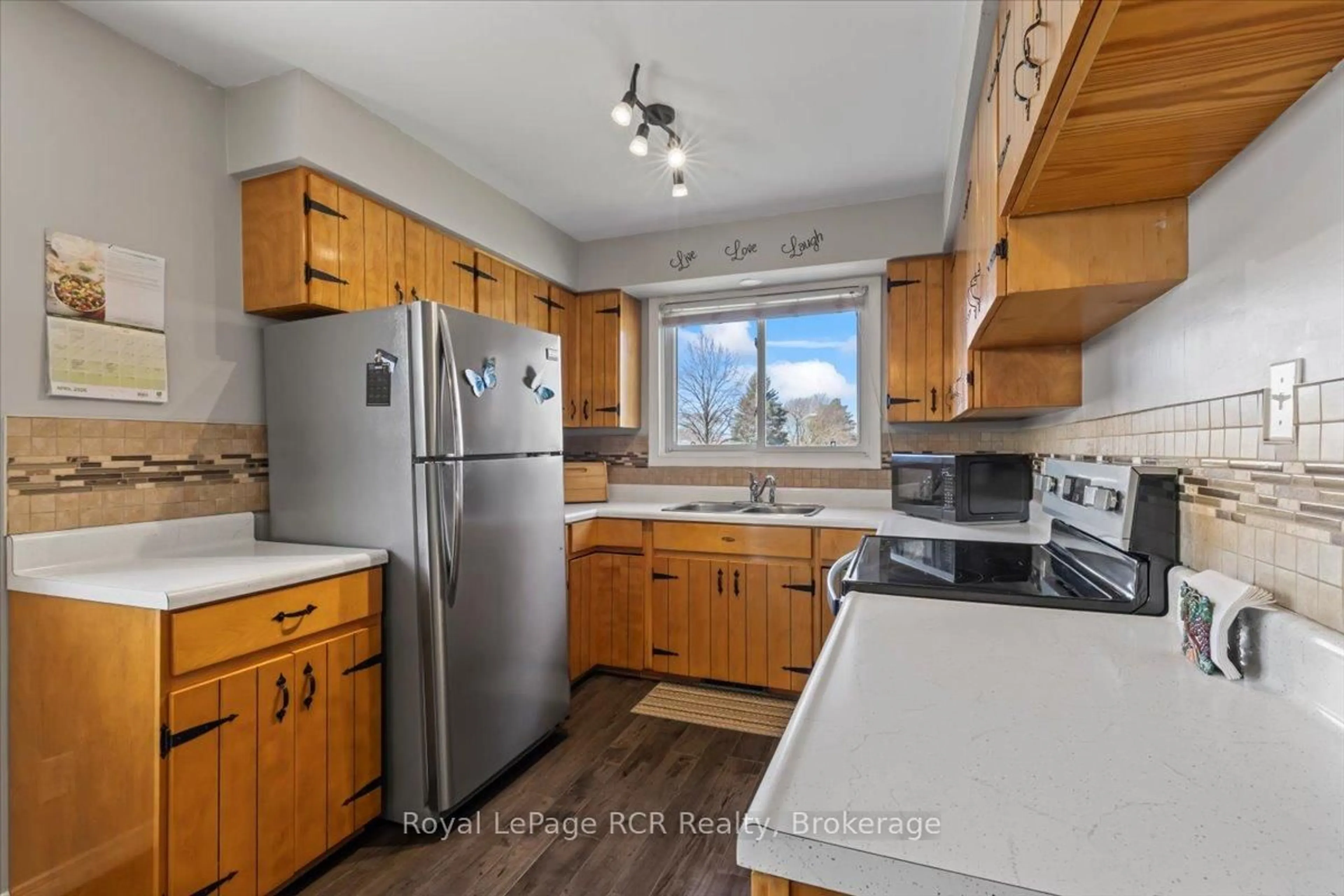 Standard kitchen, wood/laminate floor for 601 17th Ave, Hanover Ontario N4N 3B1