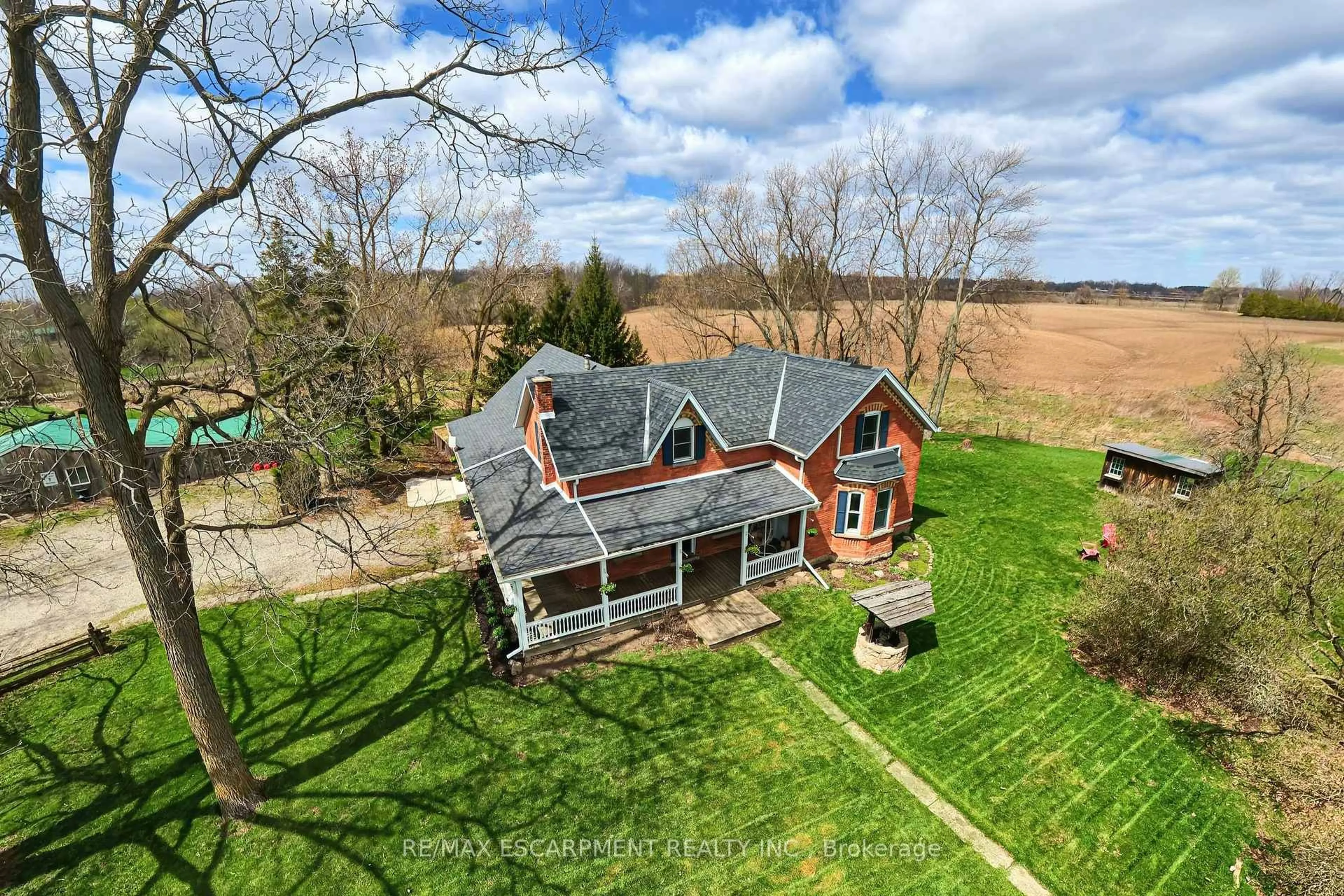 A pic from outside/outdoor area/front of a property/back of a property/a pic from drone, unknown for 1292 Glancaster Rd, Hamilton Ontario L9G 3L1