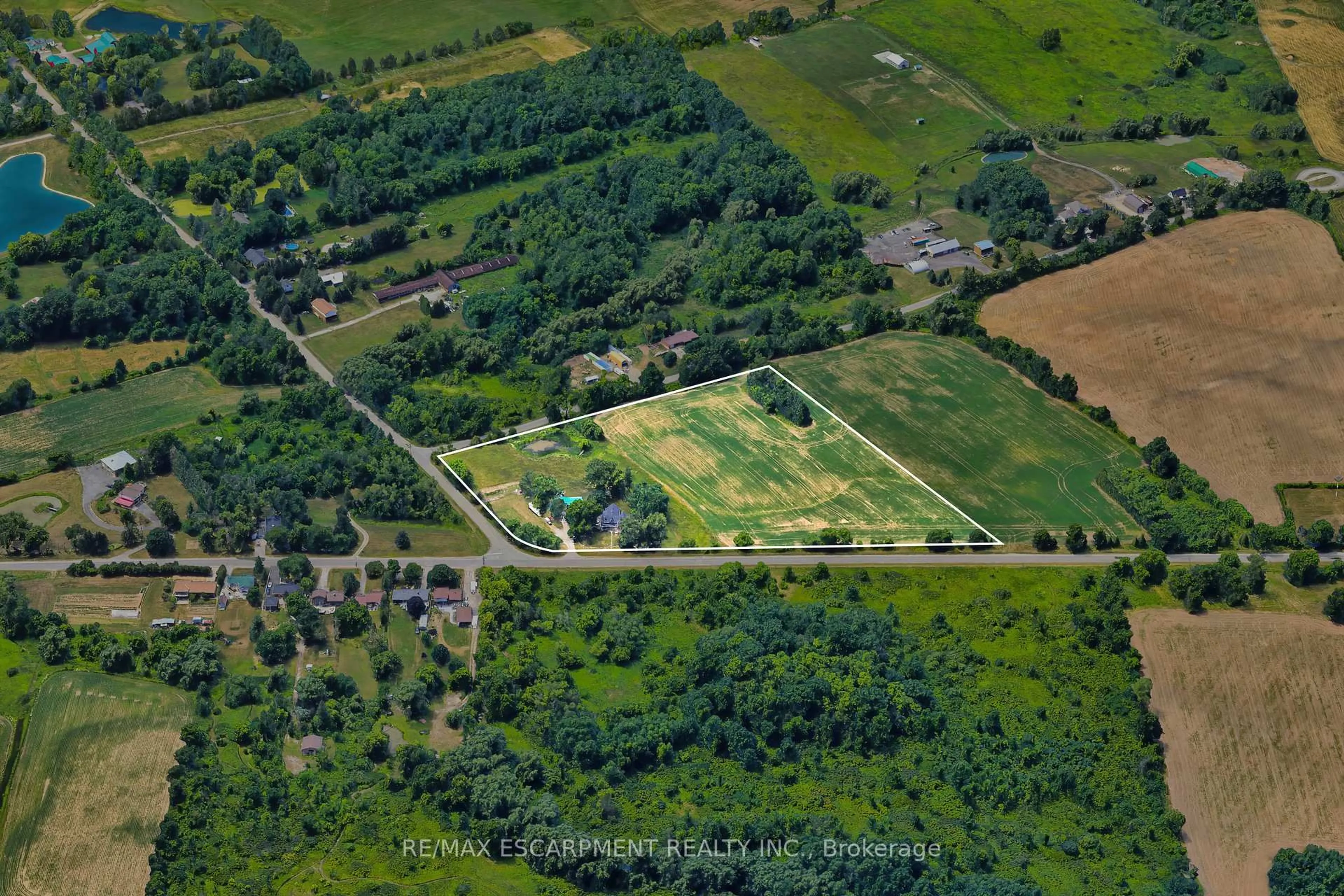 A pic from outside/outdoor area/front of a property/back of a property/a pic from drone, street for 1292 Glancaster Rd, Hamilton Ontario L9G 3L1