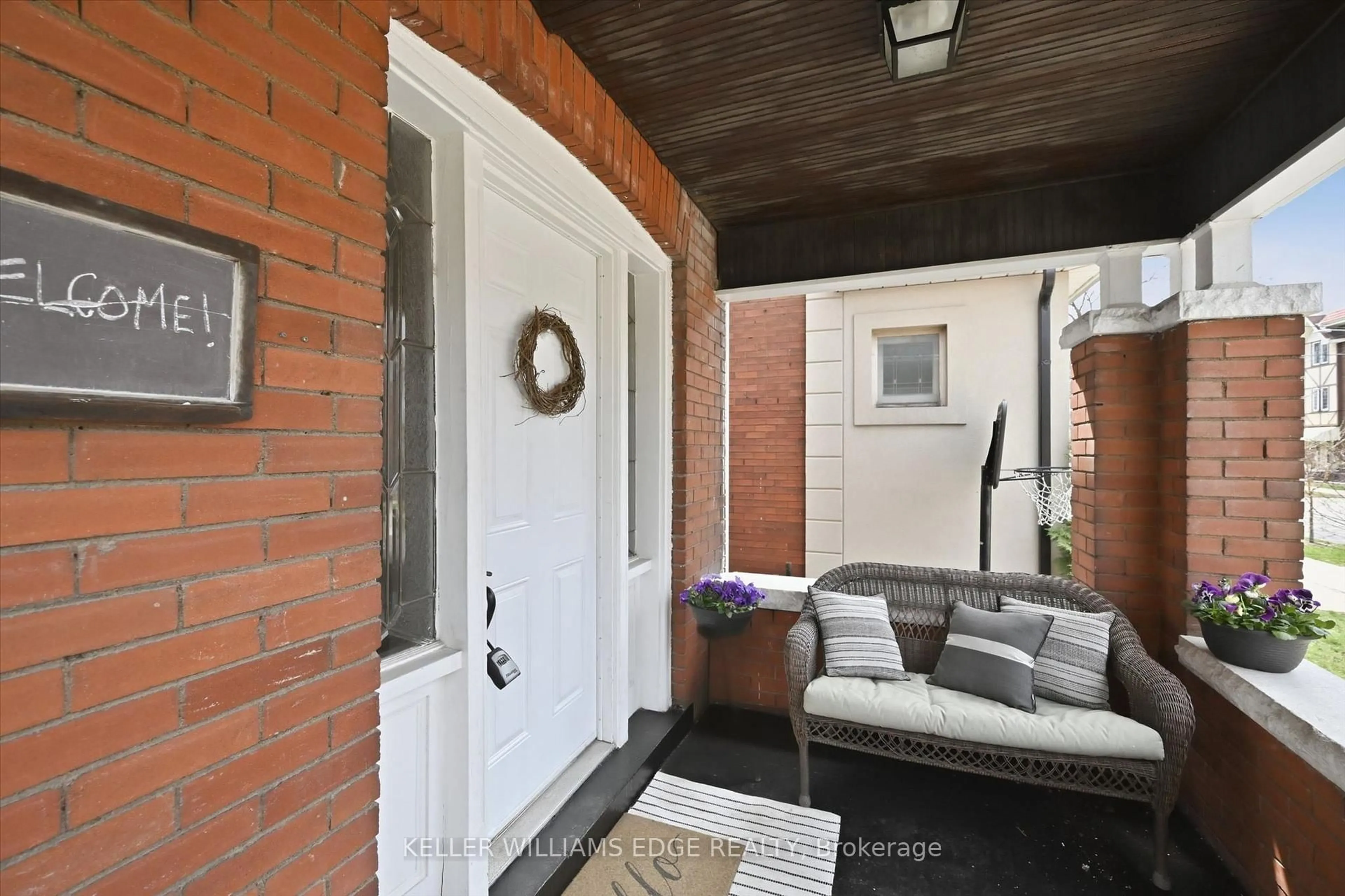 Indoor entryway for 153 Graham Ave, Hamilton Ontario L8K 2M5