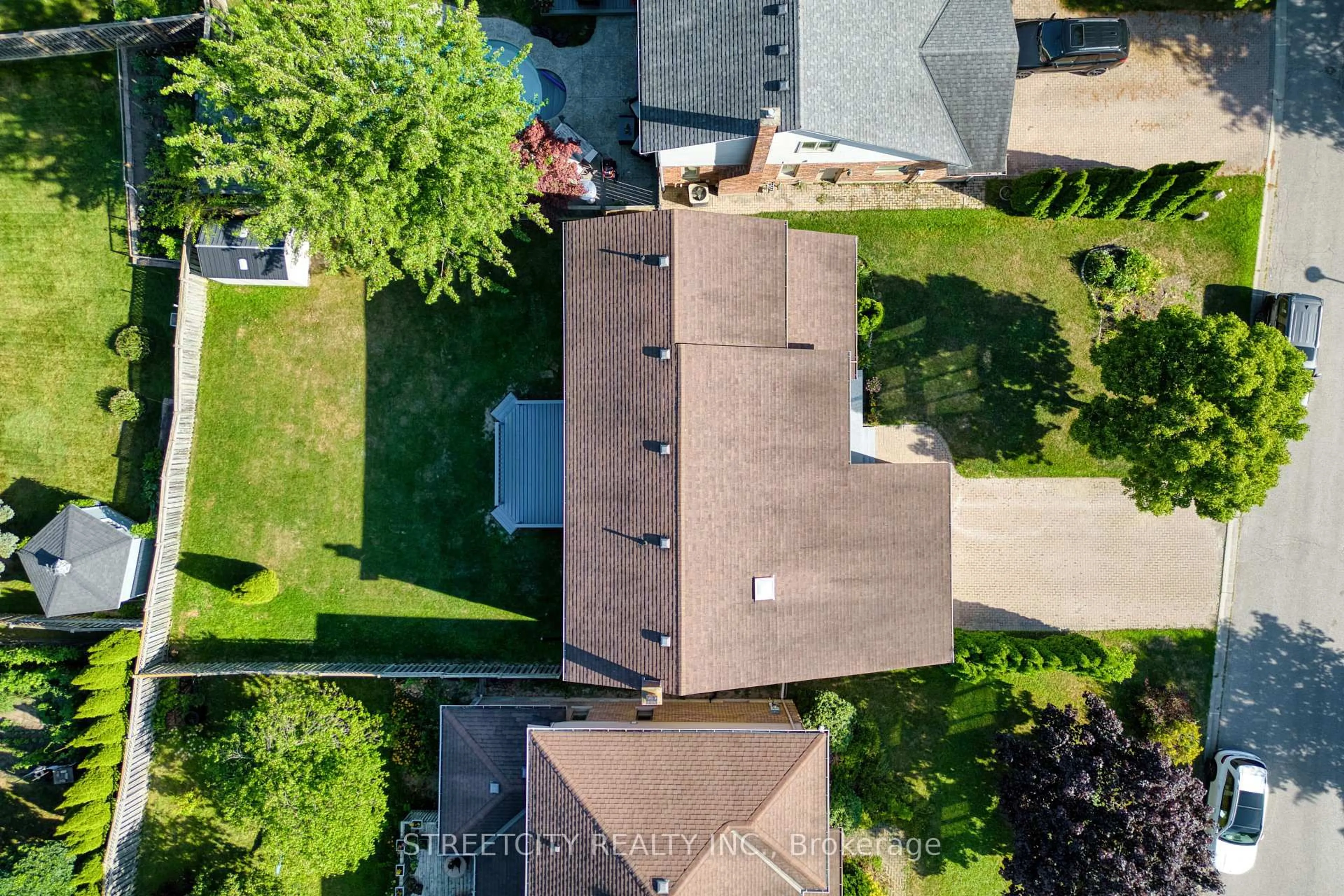 A pic from outside/outdoor area/front of a property/back of a property/a pic from drone, street for 26 GRASMERE Cres, London North Ontario N6G 4P2