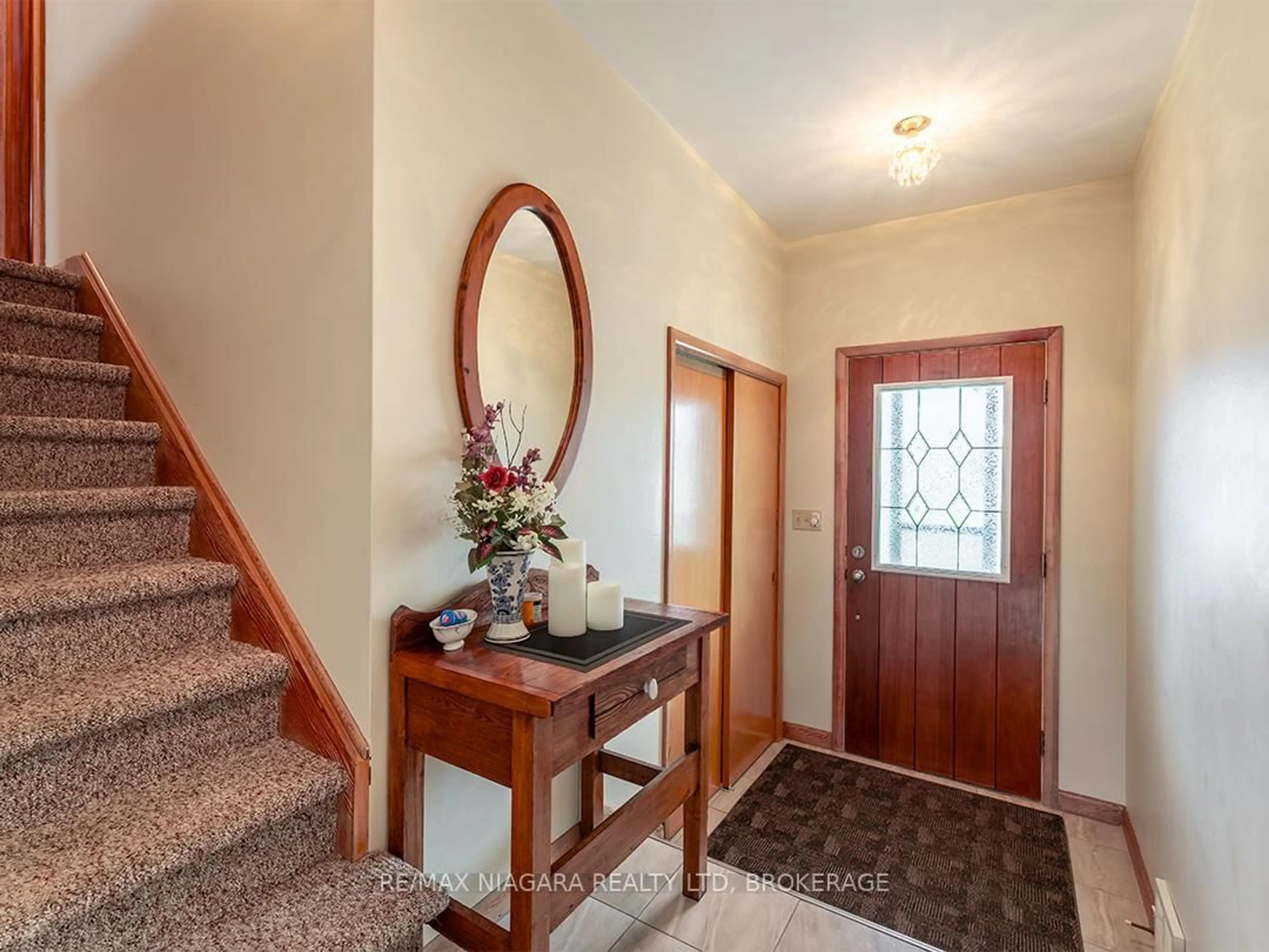 Indoor entryway for 82 Scholfield Ave, Port Colborne Ontario L3K 5S9