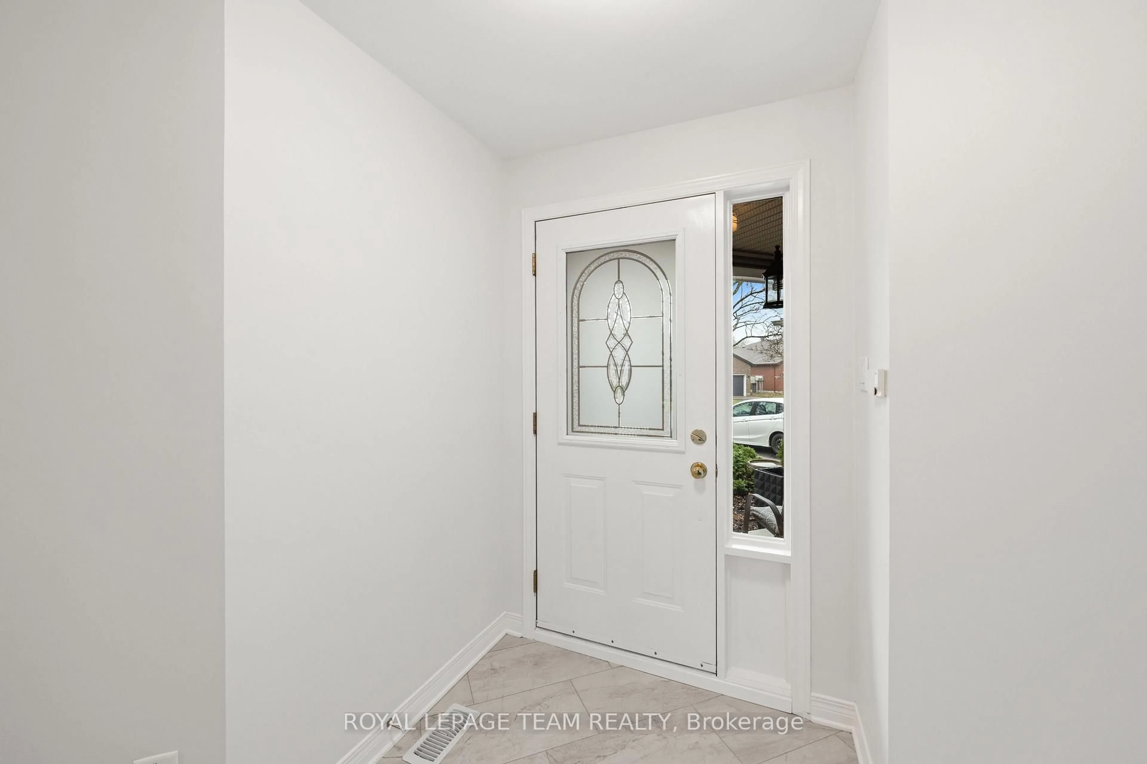 Indoor entryway for 12 Coulson Crt, Kanata Ontario K2K 2X8