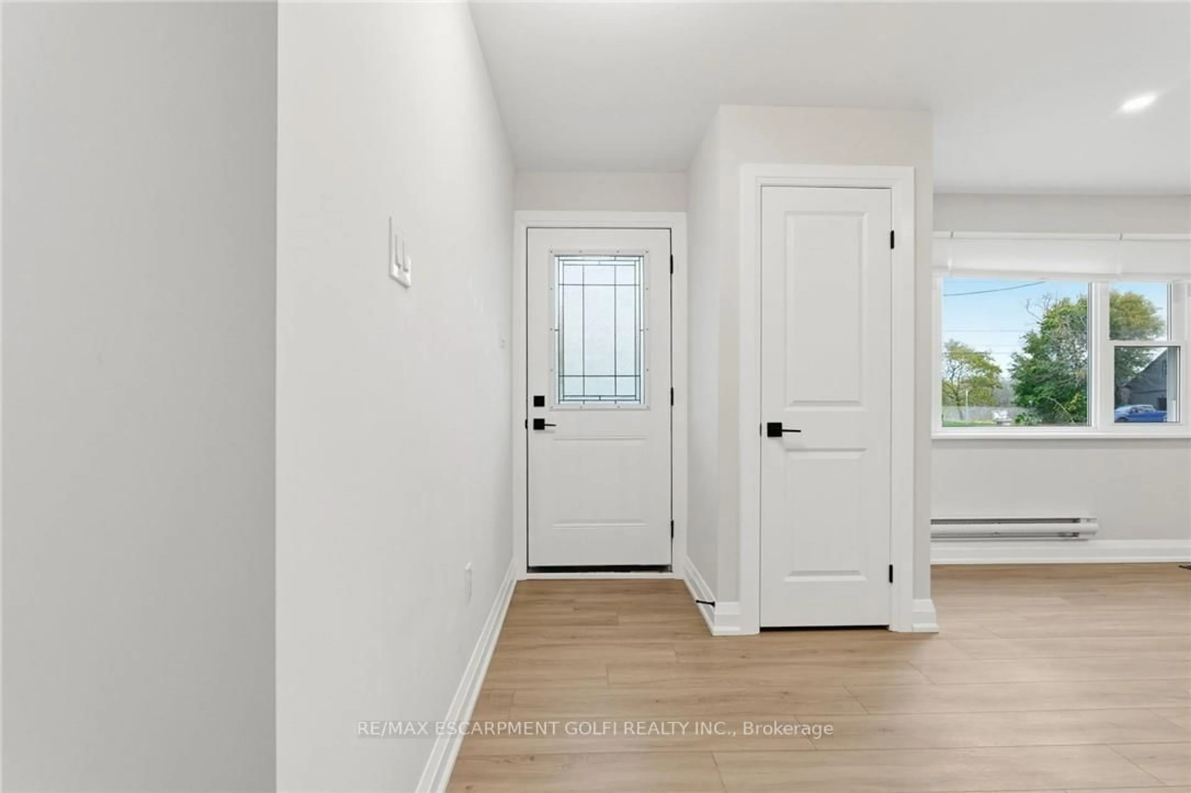 Indoor entryway for 85 Martindale Rd, St. Catharines Ontario L2S 2Y5