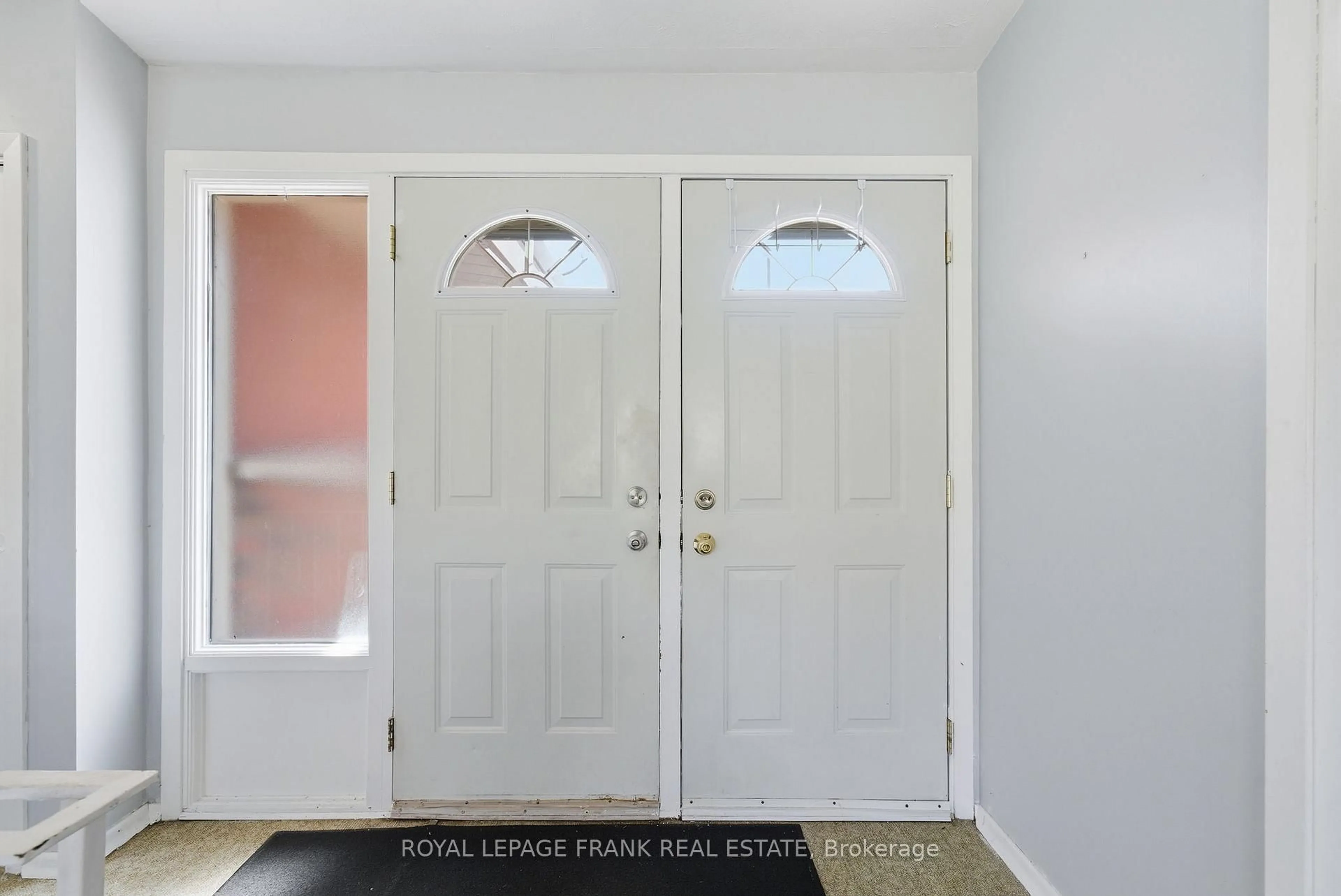 Indoor entryway for 30 Maple Cres, Kawartha Lakes Ontario K9V 2R7