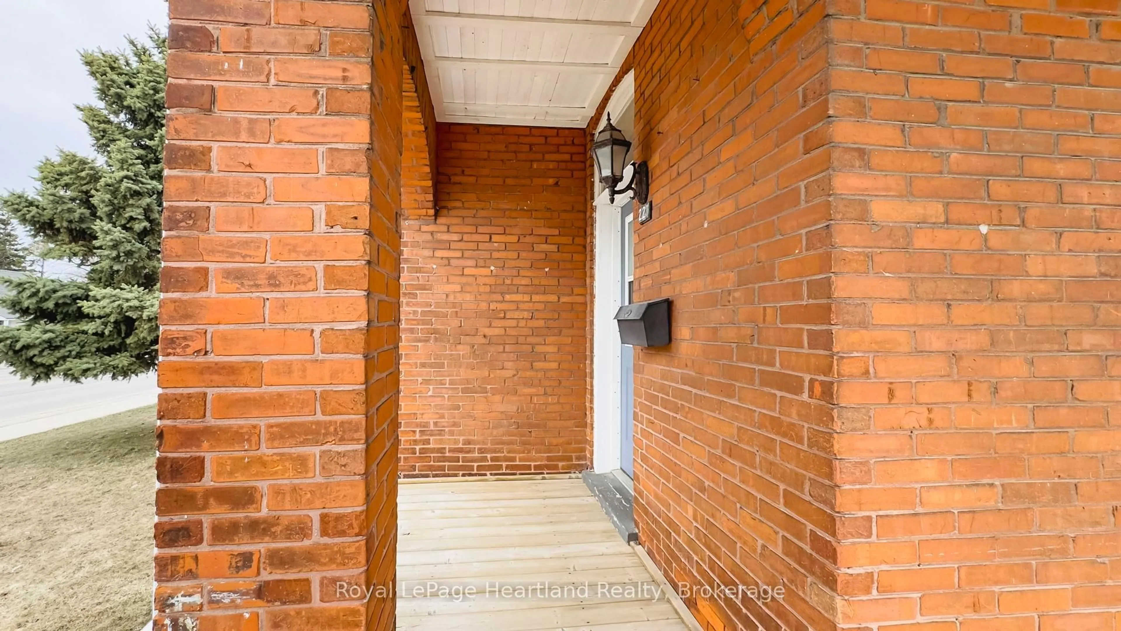 Indoor foyer for 221 Bayfield Rd, Goderich Ontario N7A 3G4