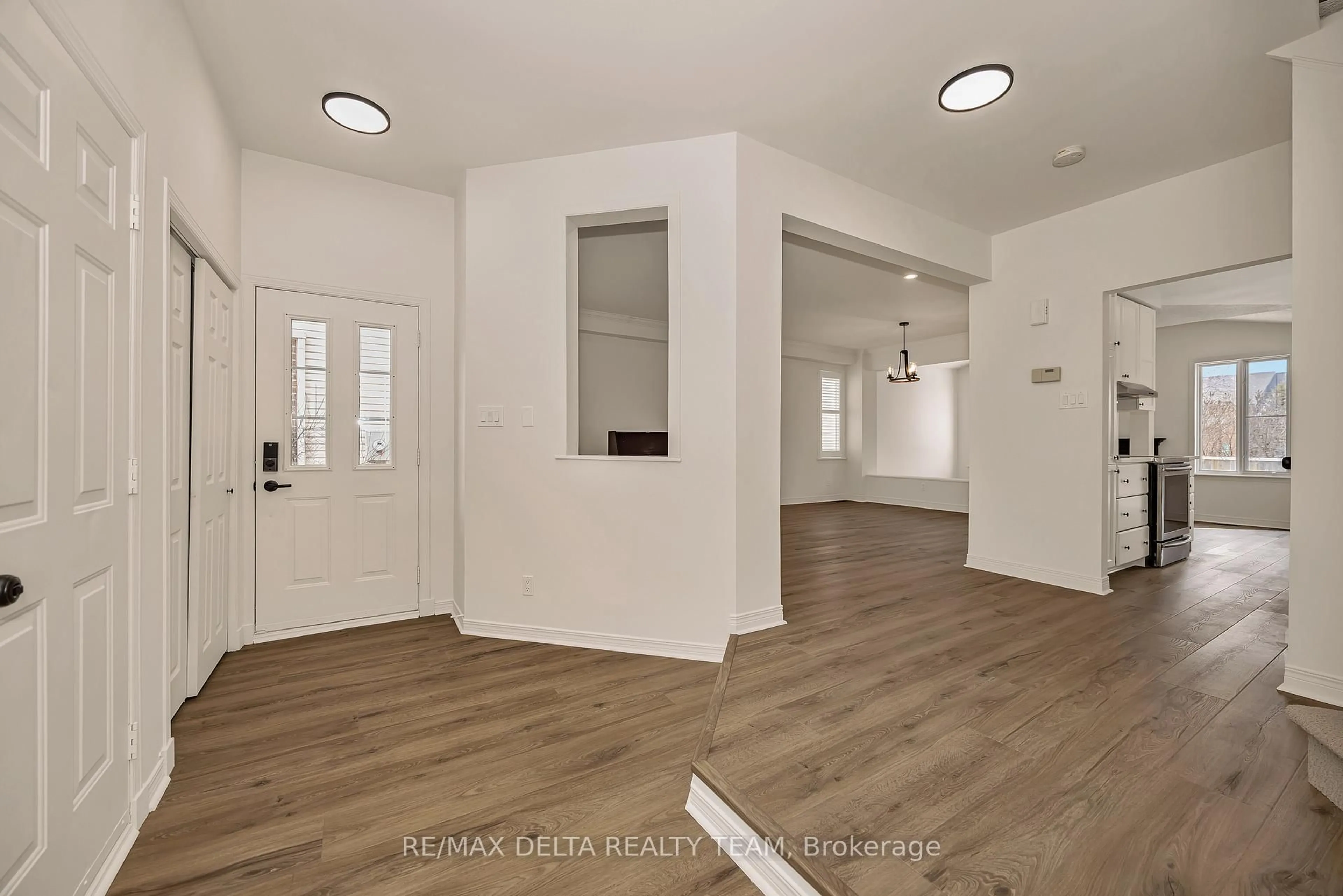 Indoor entryway for 2164 Sojourn St, Orleans Ontario K4A 4E2