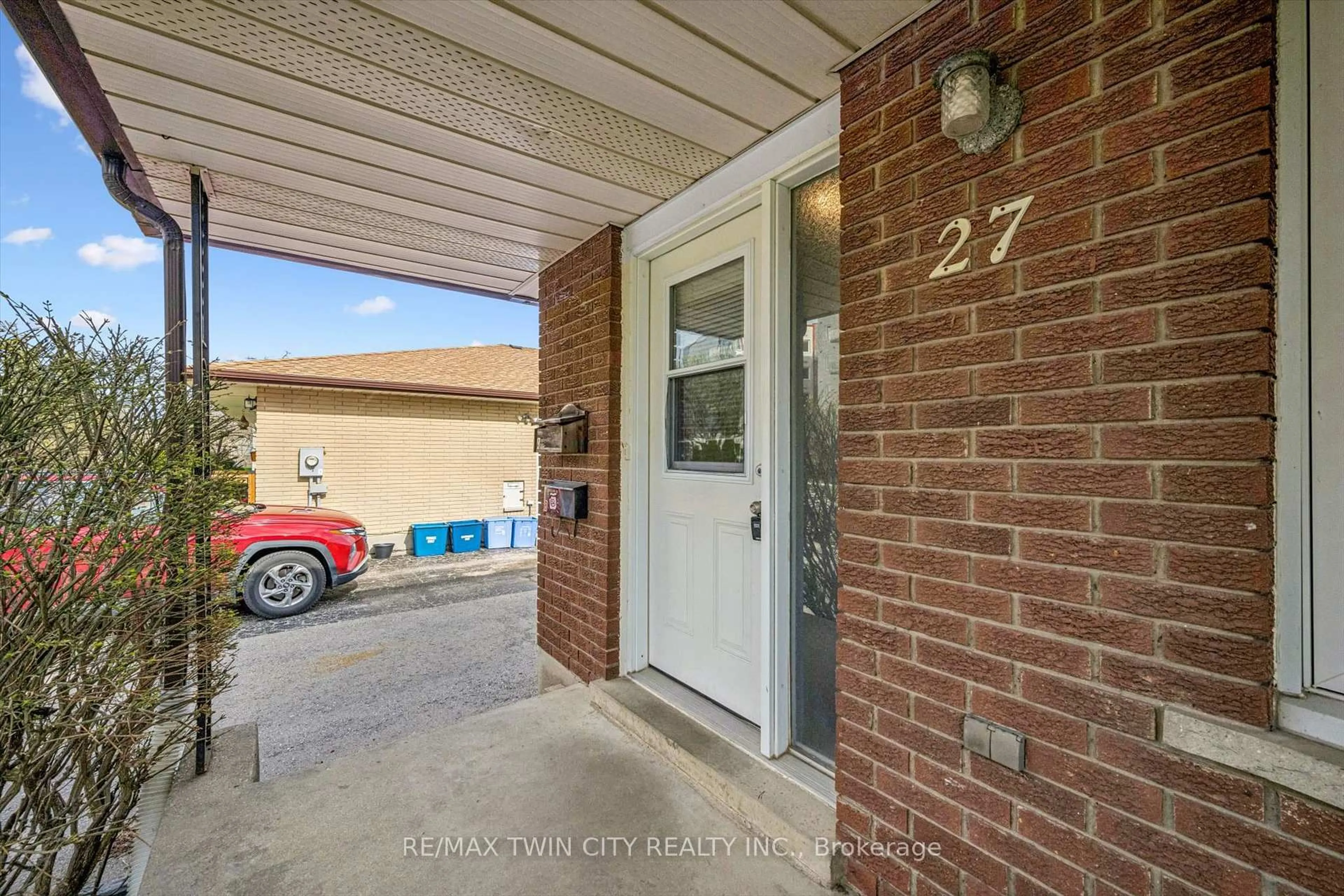 Indoor entryway for 27 Vicmount Dr, Kitchener Ontario N2M 2A2