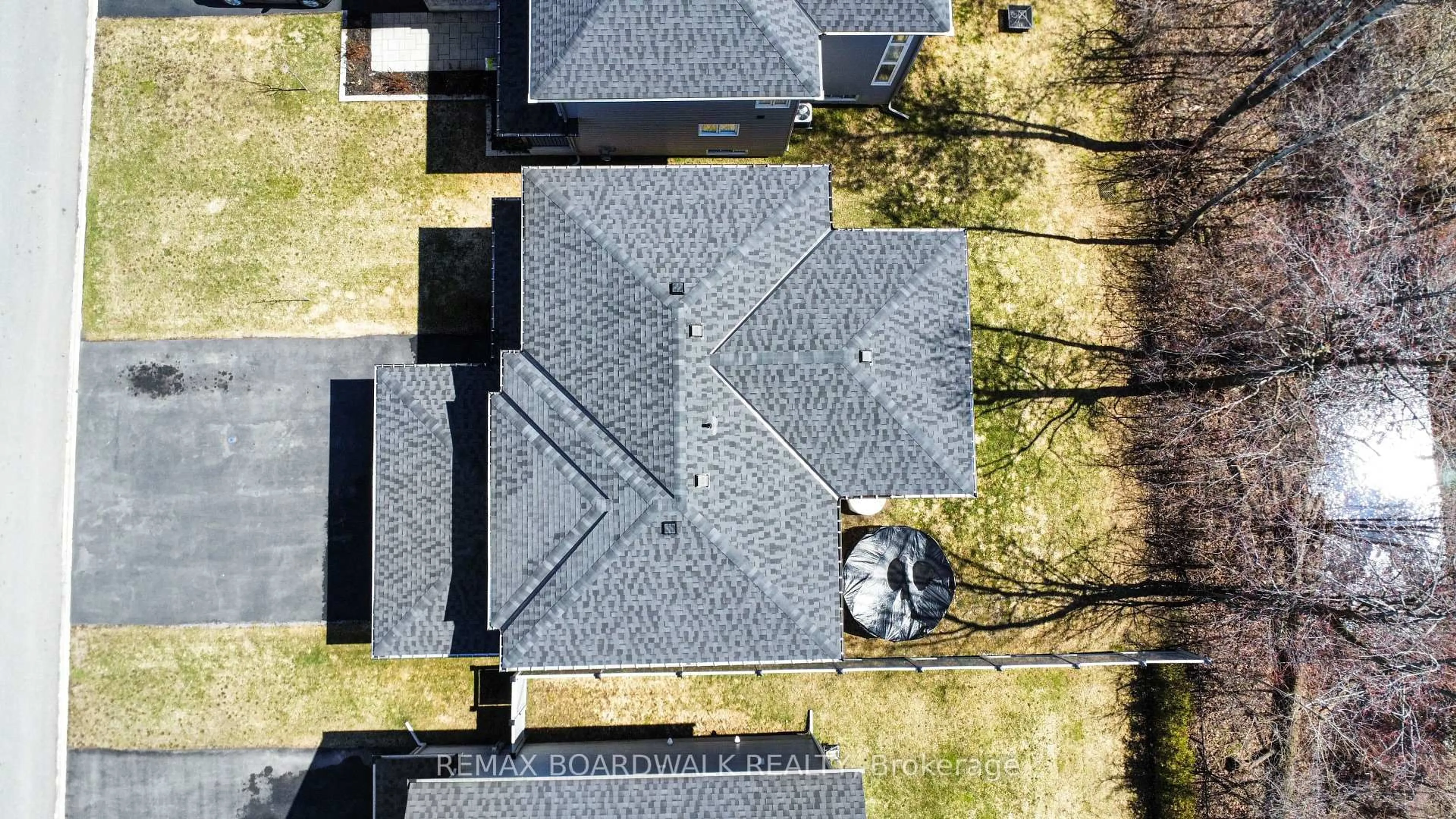 A pic from outside/outdoor area/front of a property/back of a property/a pic from drone, street for 160 Hybrid St, Russell Ontario K0A 1W0