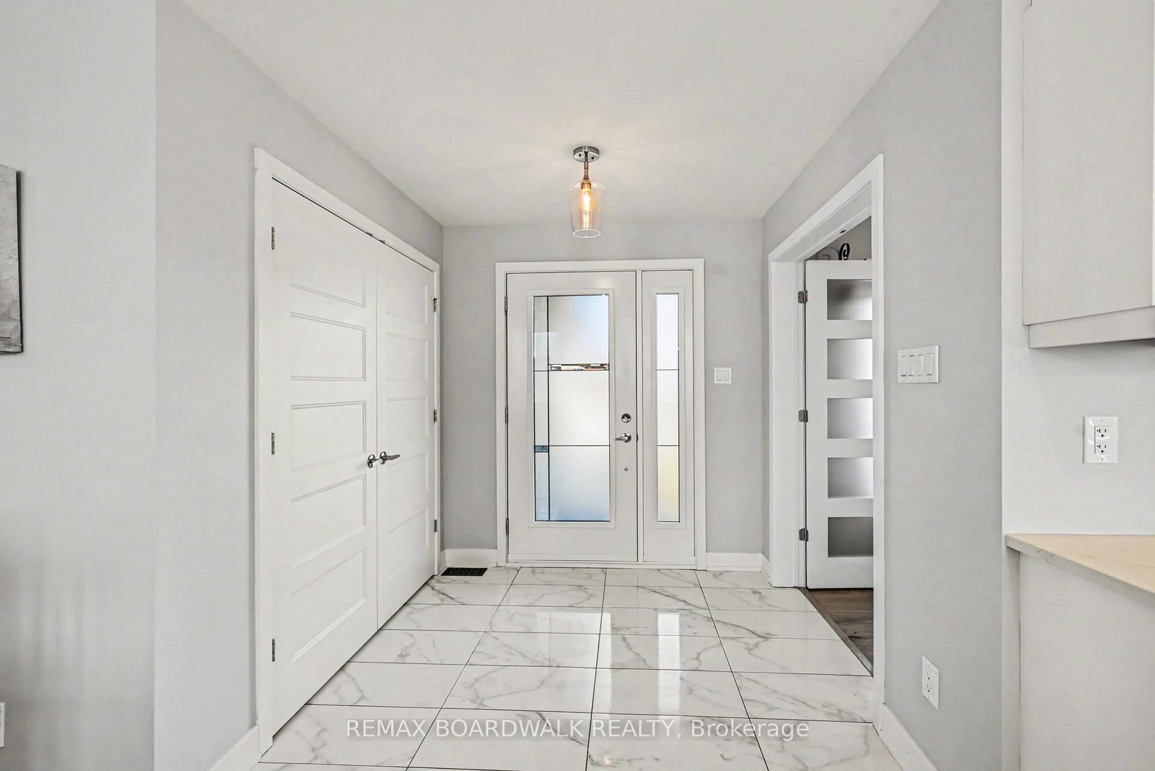 Indoor entryway for 160 Hybrid St, Russell Ontario K0A 1W0