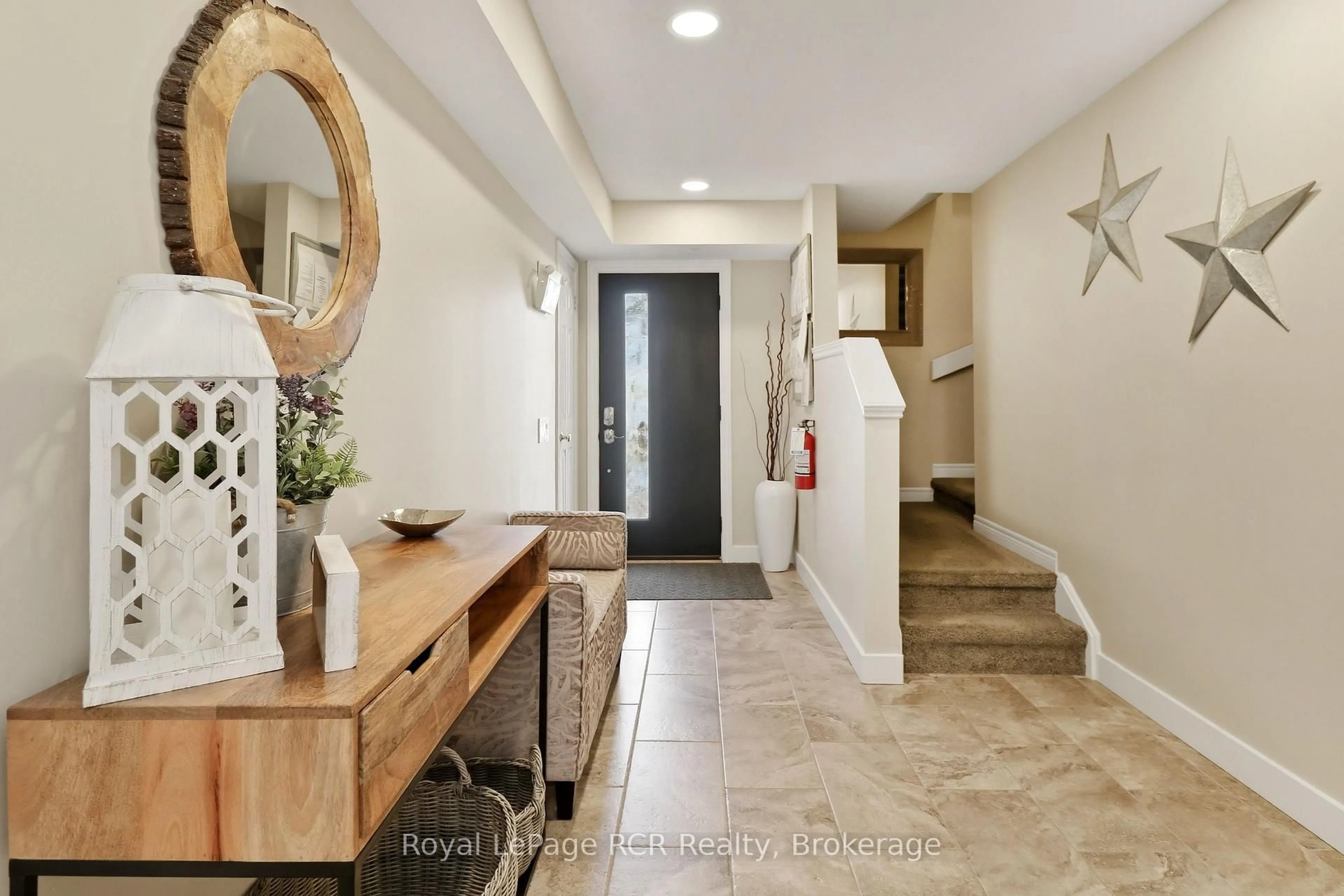 Indoor entryway for 110 FAIRWAY Crt #113, Blue Mountains Ontario L9Y 0P8