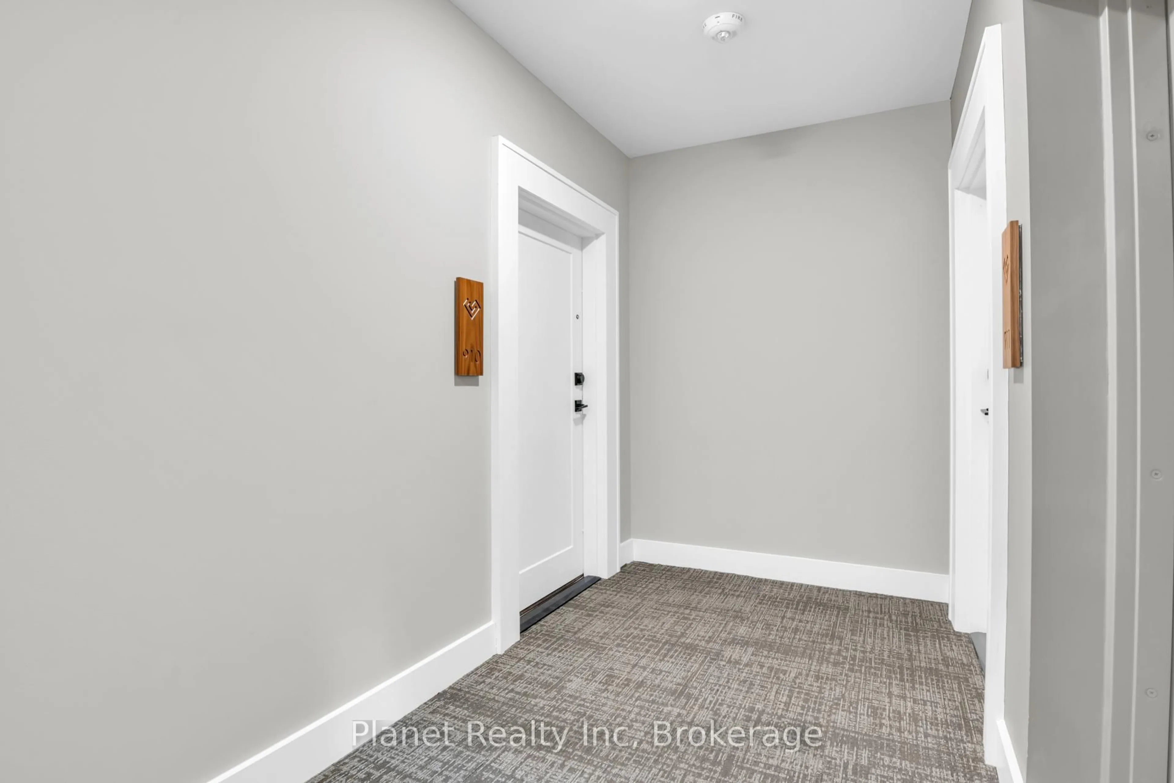 Indoor entryway for 1878 Gordon St #910, Guelph Ontario N1L 0P4