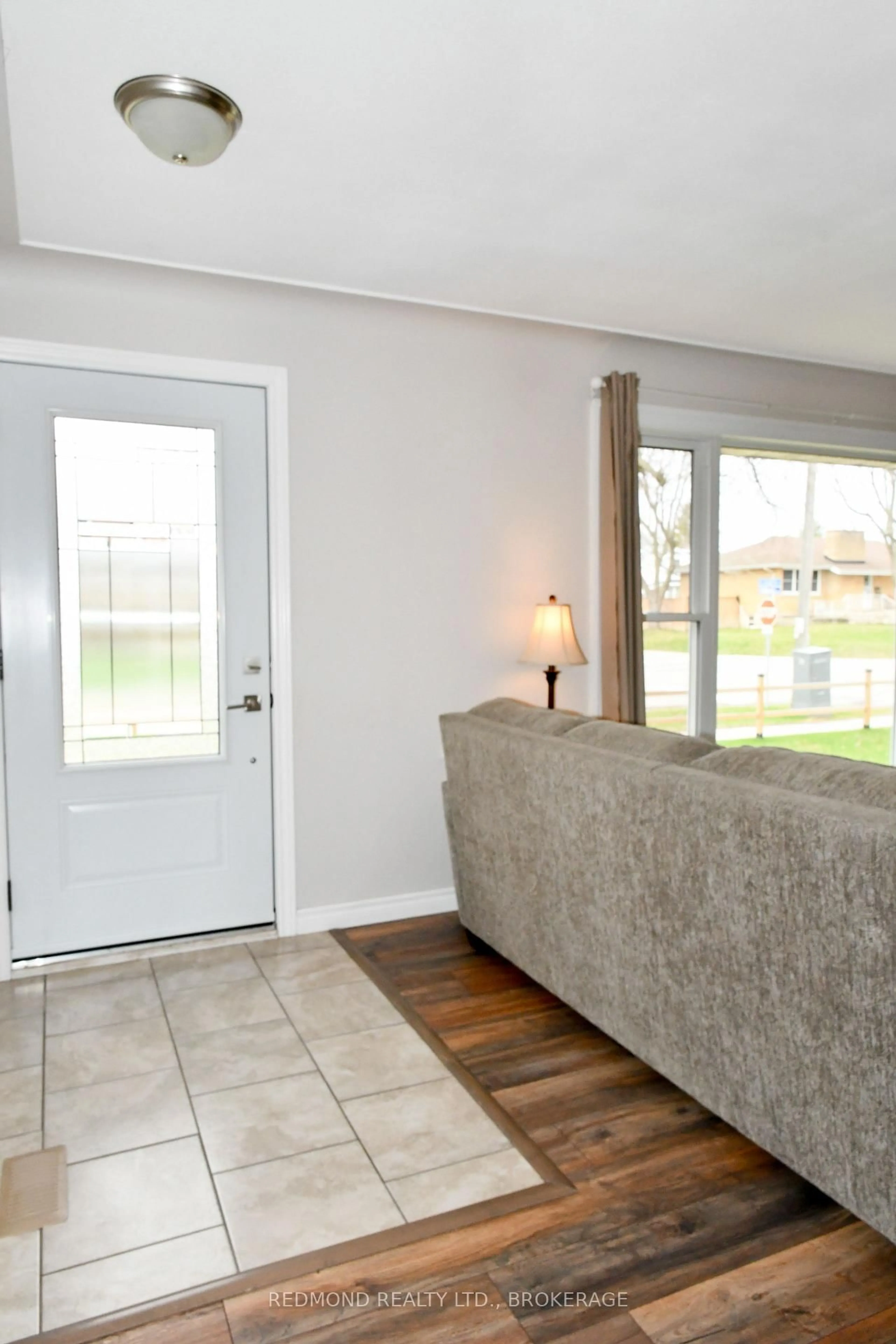 Indoor entryway for 193 Elizabeth Dr, Gananoque Ontario K7G 1P6