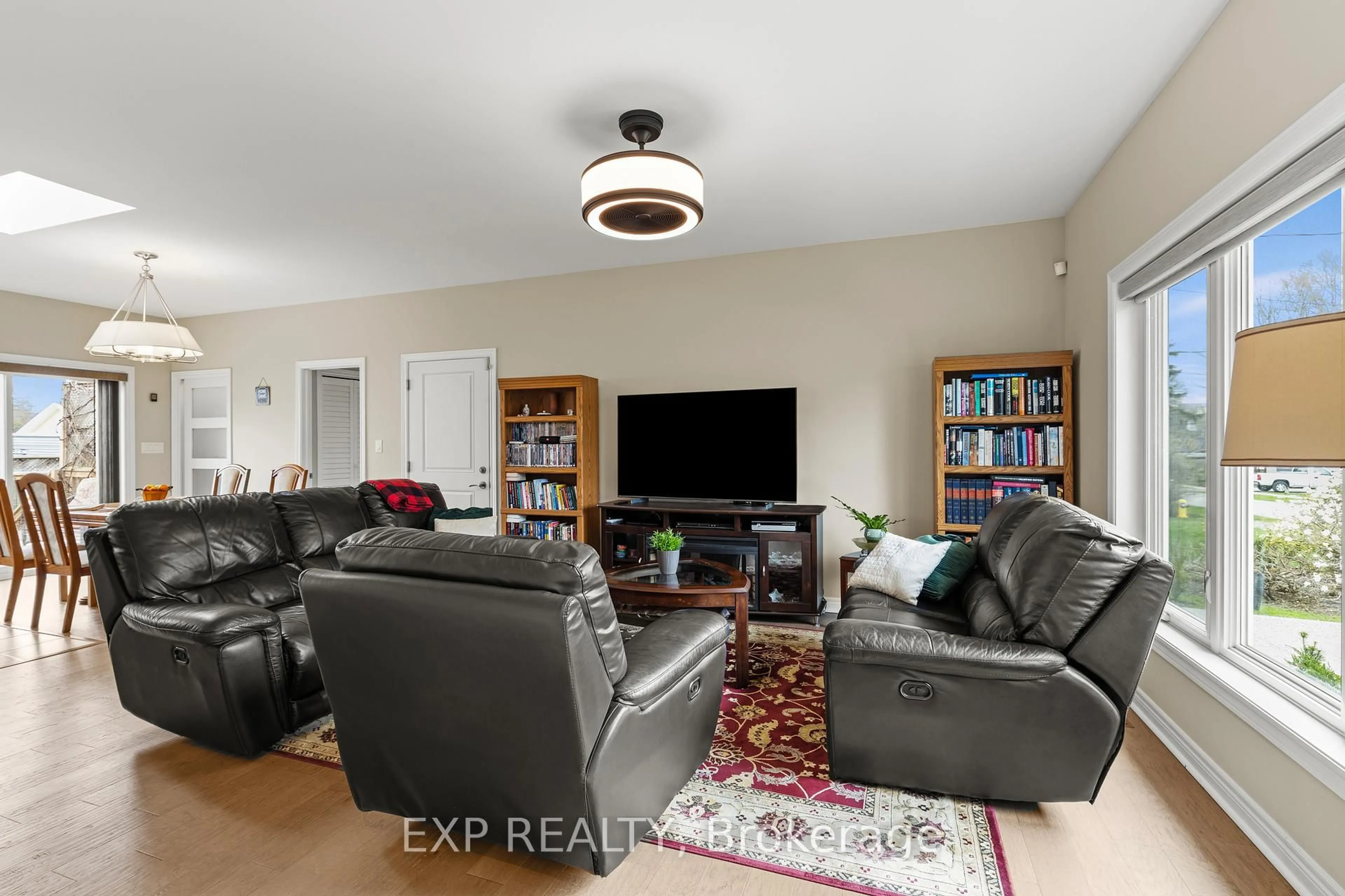 Living room with furniture, unknown for 226 Westwood Ave, Fort Erie Ontario L0S 1B0