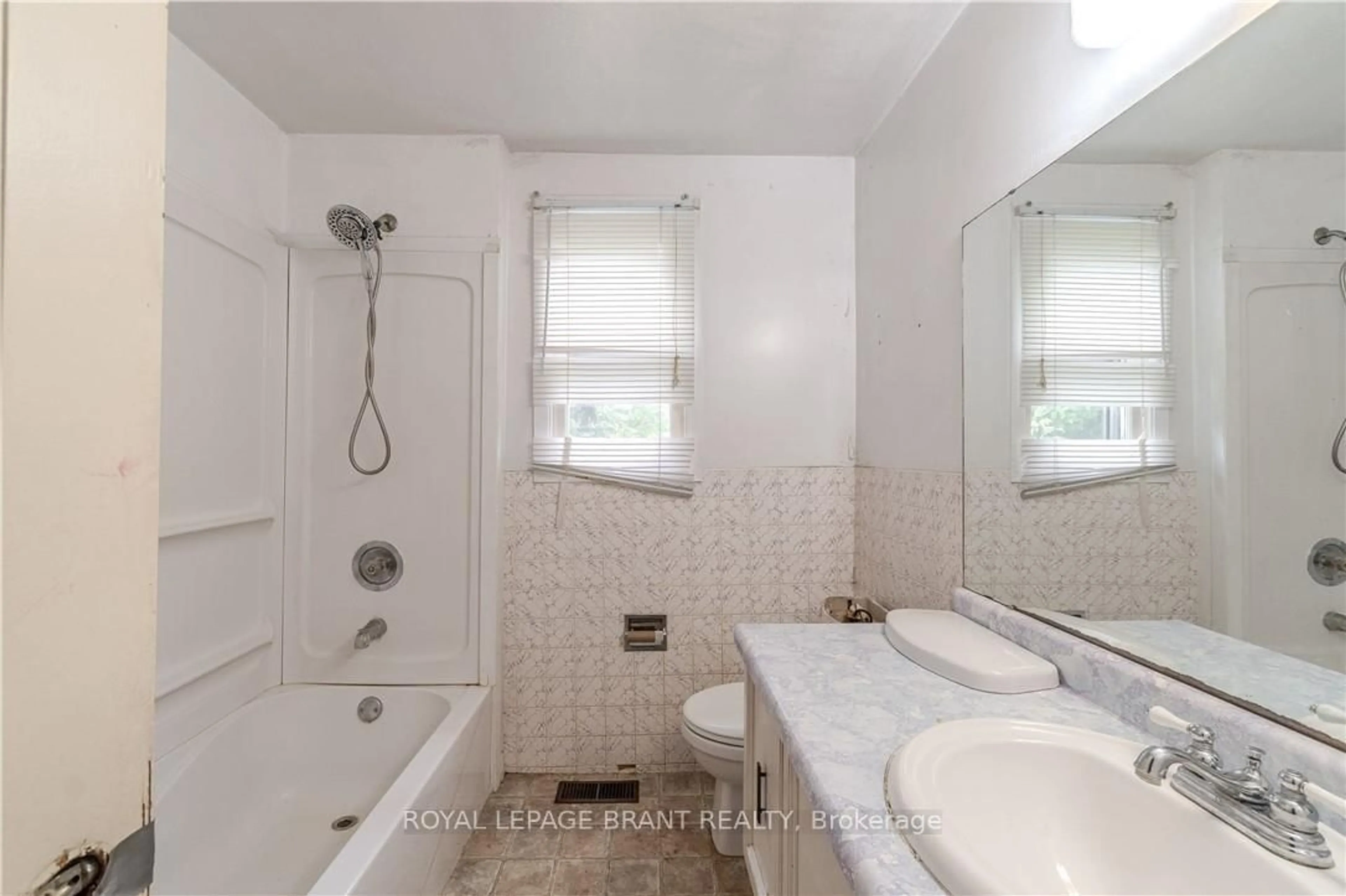 Standard bathroom, ceramic/tile floor for 978 Norfolk St, Norfolk Ontario N3Y 3R8