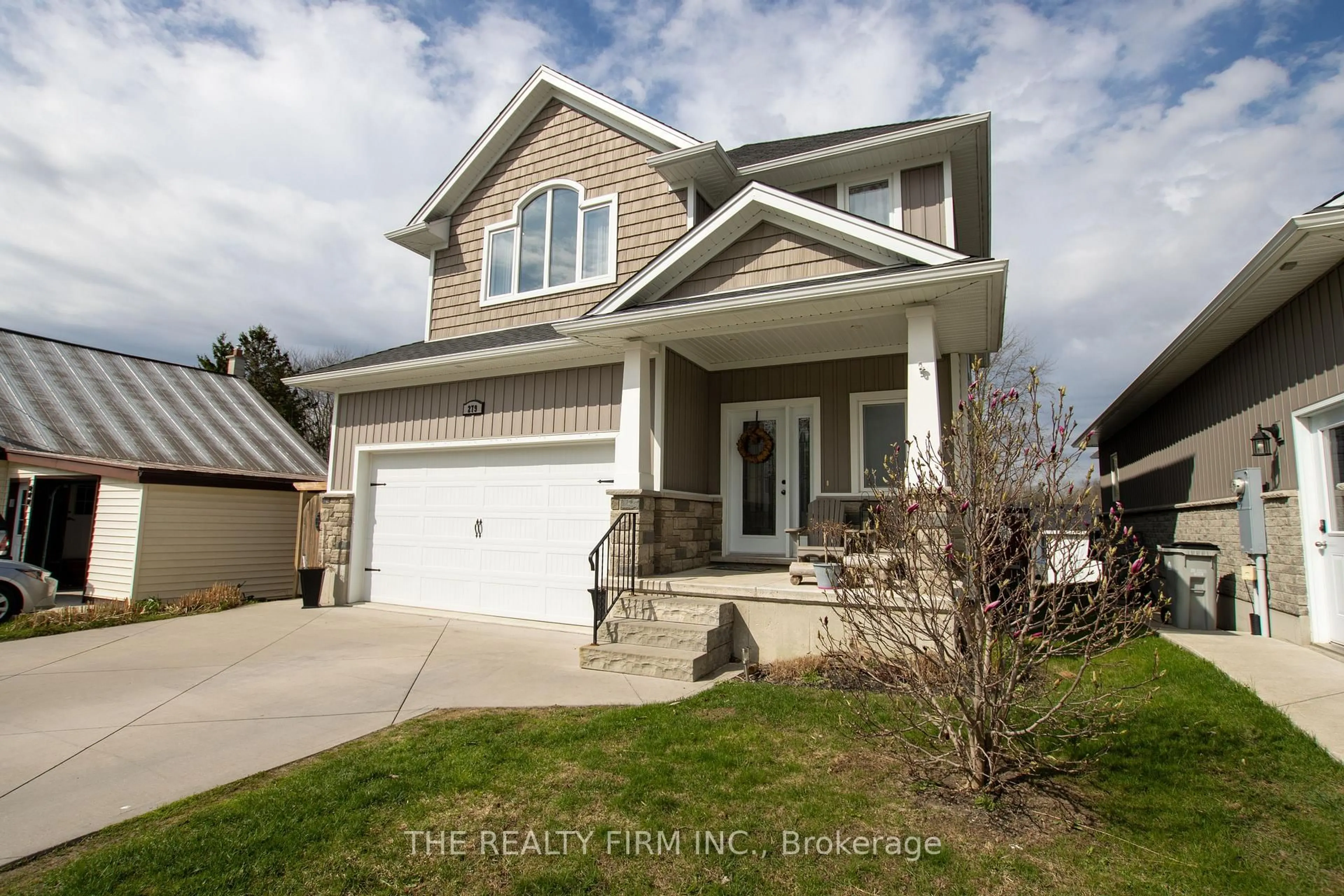 Home with vinyl exterior material, street for 279 Oak St, Lucan Biddulph Ontario N0M 2J0