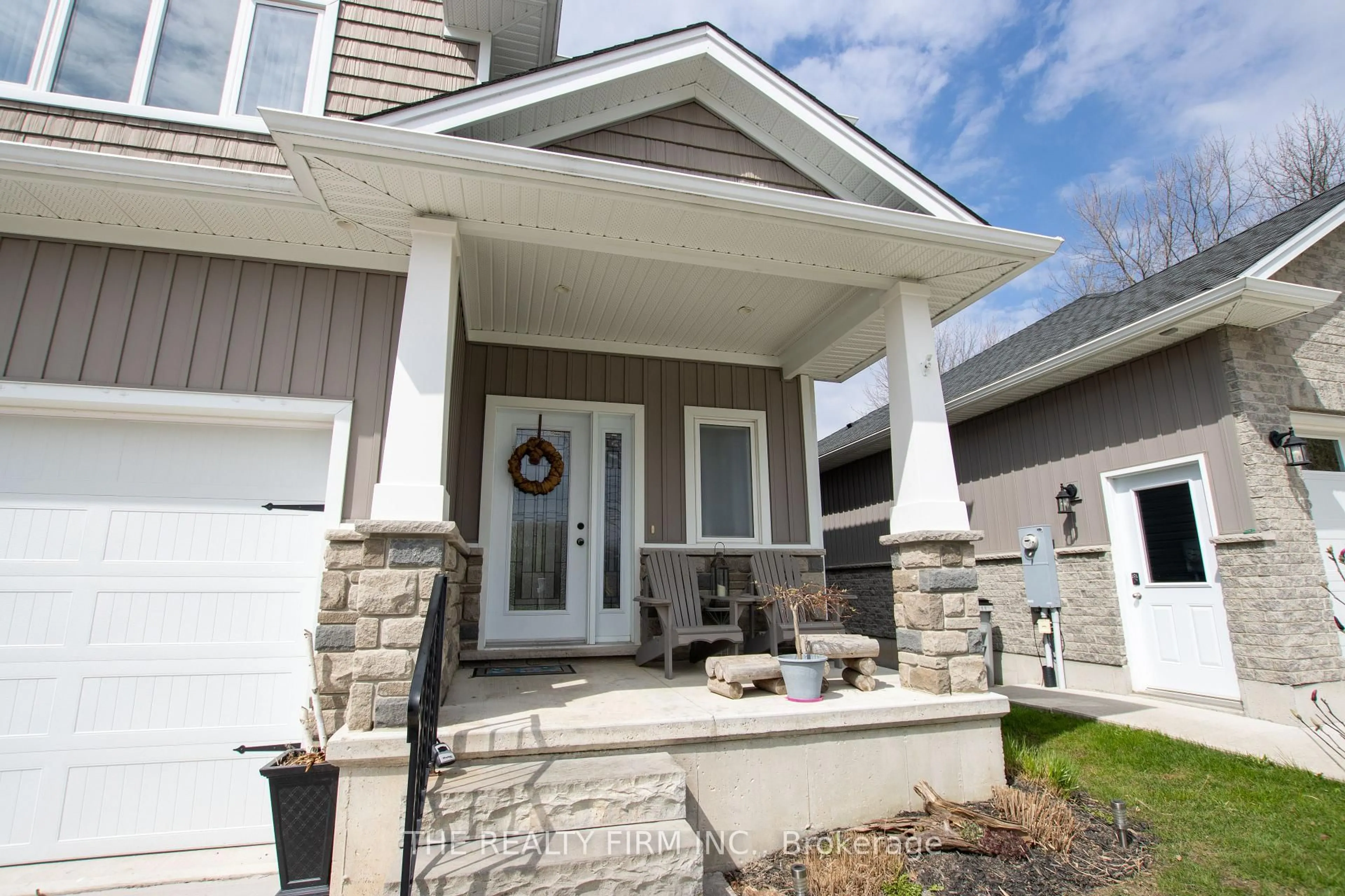 Home with vinyl exterior material, street for 279 Oak St, Lucan Biddulph Ontario N0M 2J0
