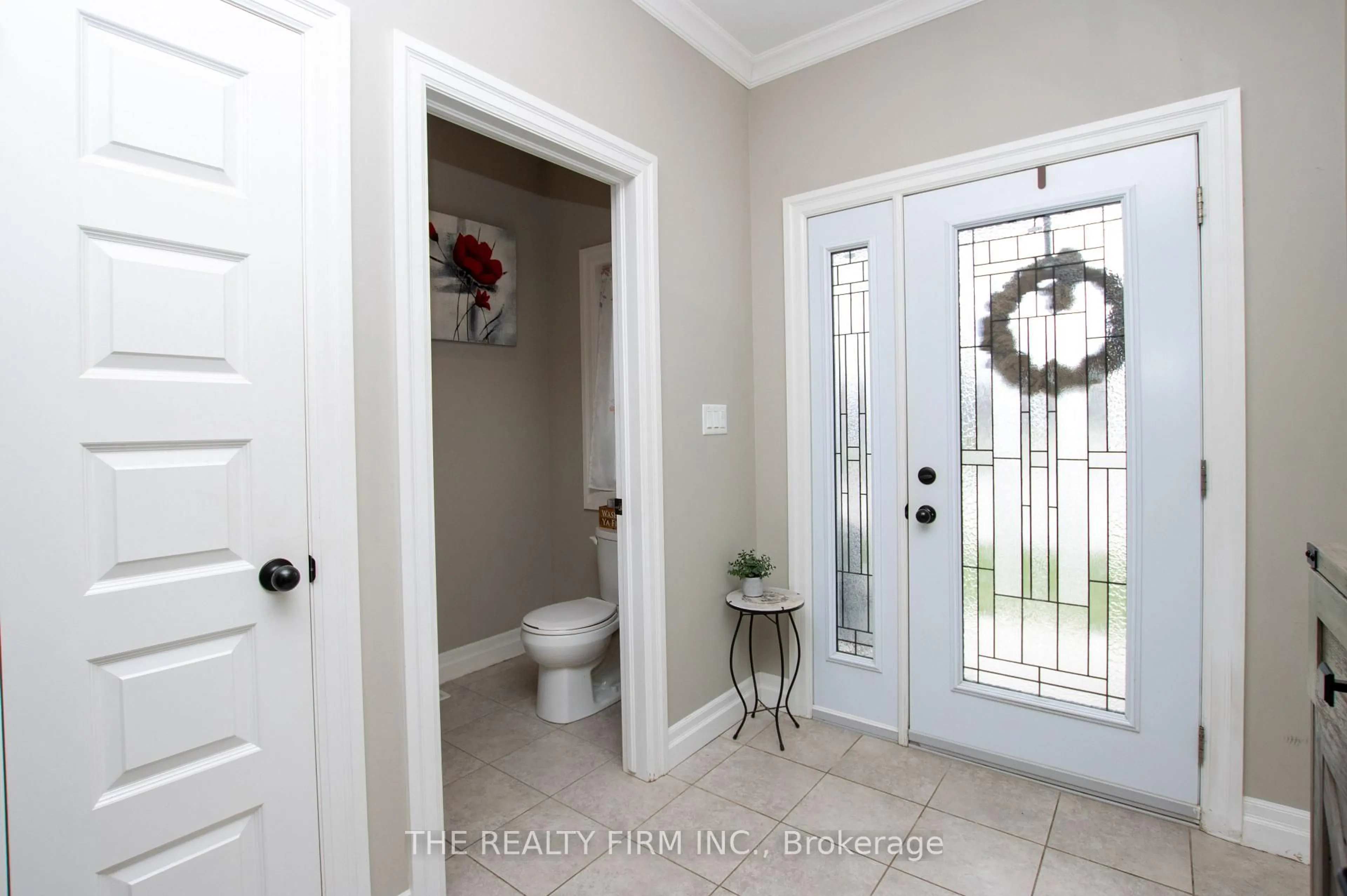 Indoor entryway for 279 Oak St, Lucan Biddulph Ontario N0M 2J0
