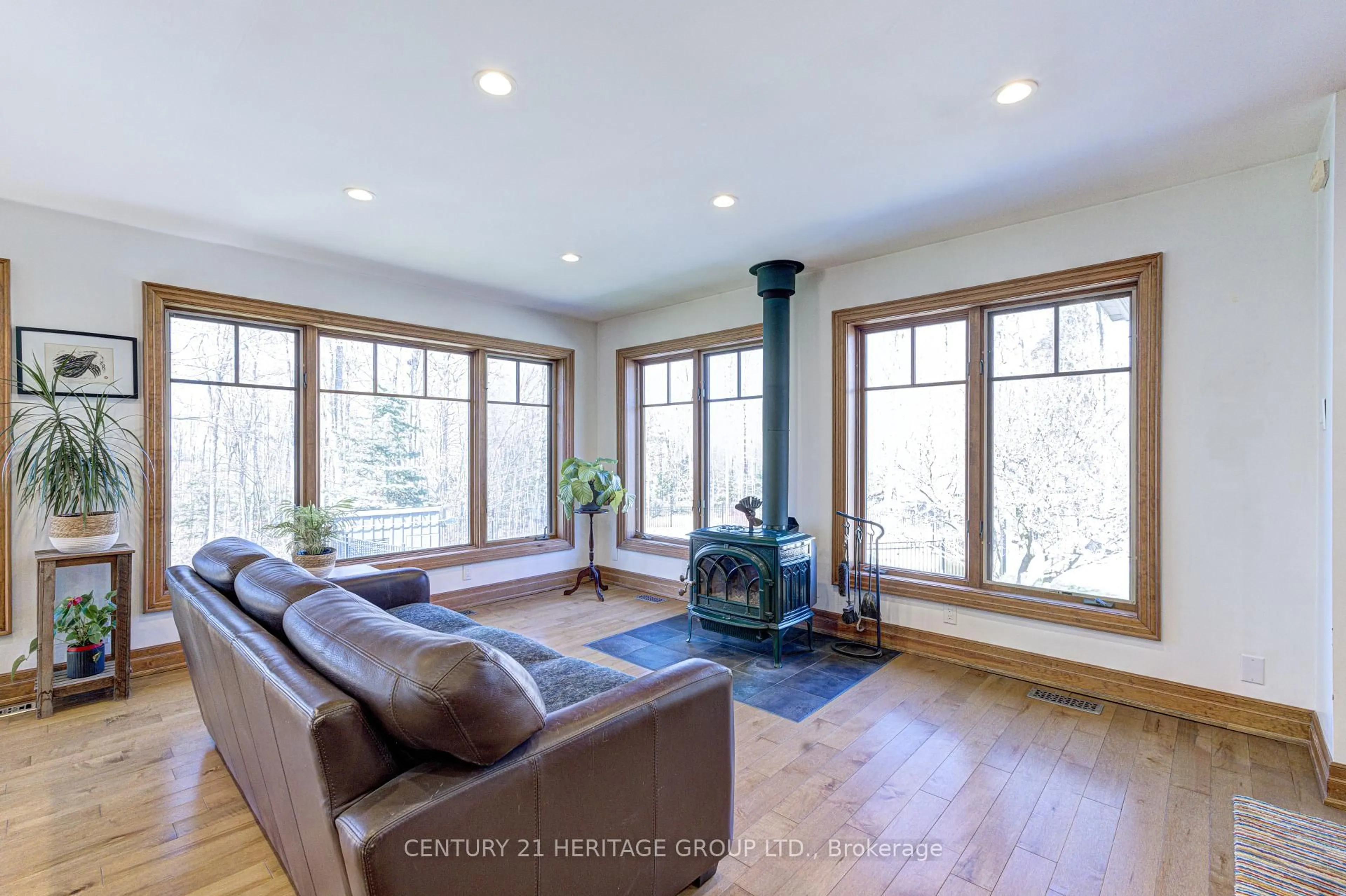 Living room with furniture, unknown for 6110 Tenth Line, Erin Ontario N0B 1T0