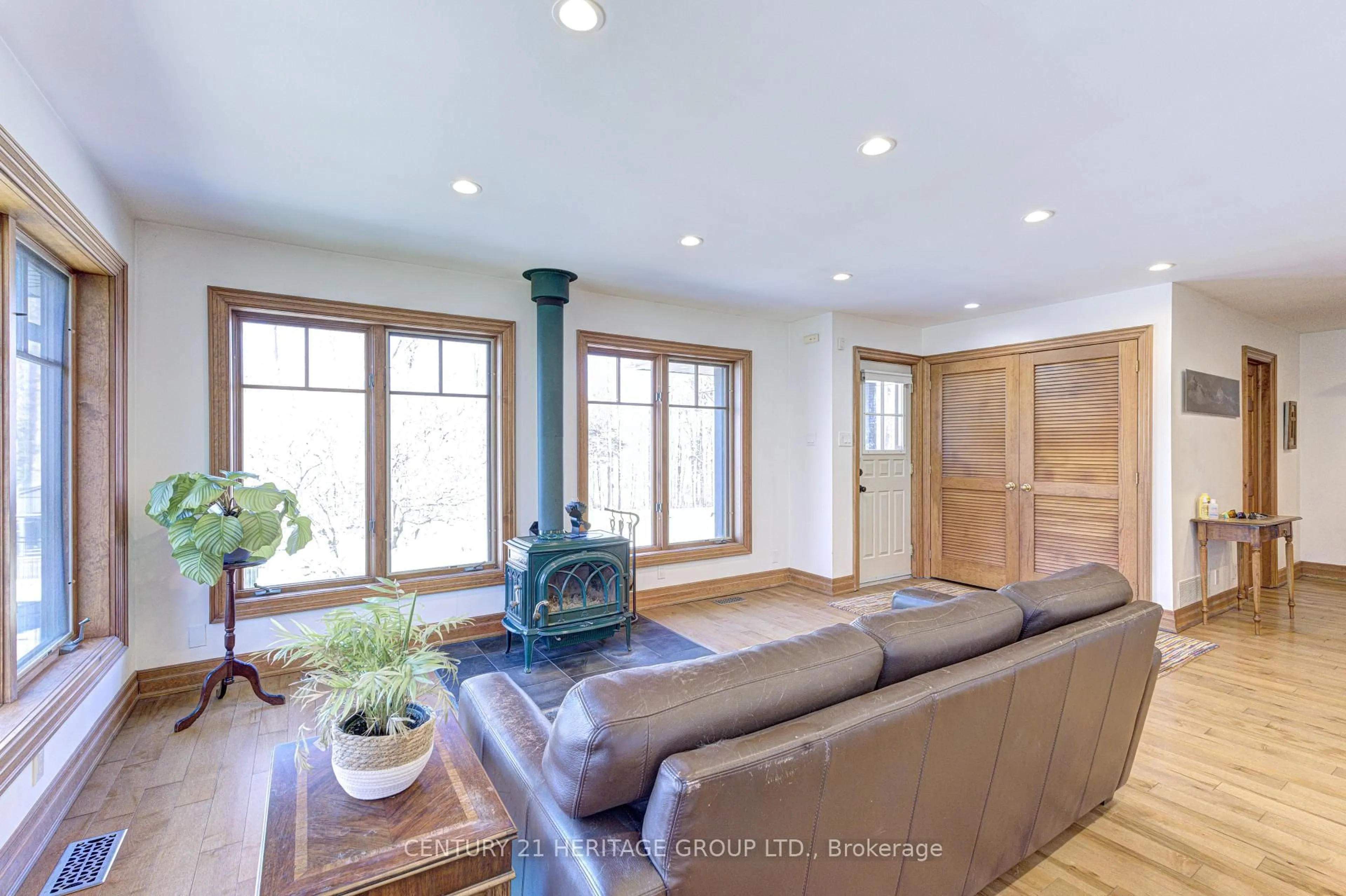 Living room with furniture, unknown for 6110 Tenth Line, Erin Ontario N0B 1T0