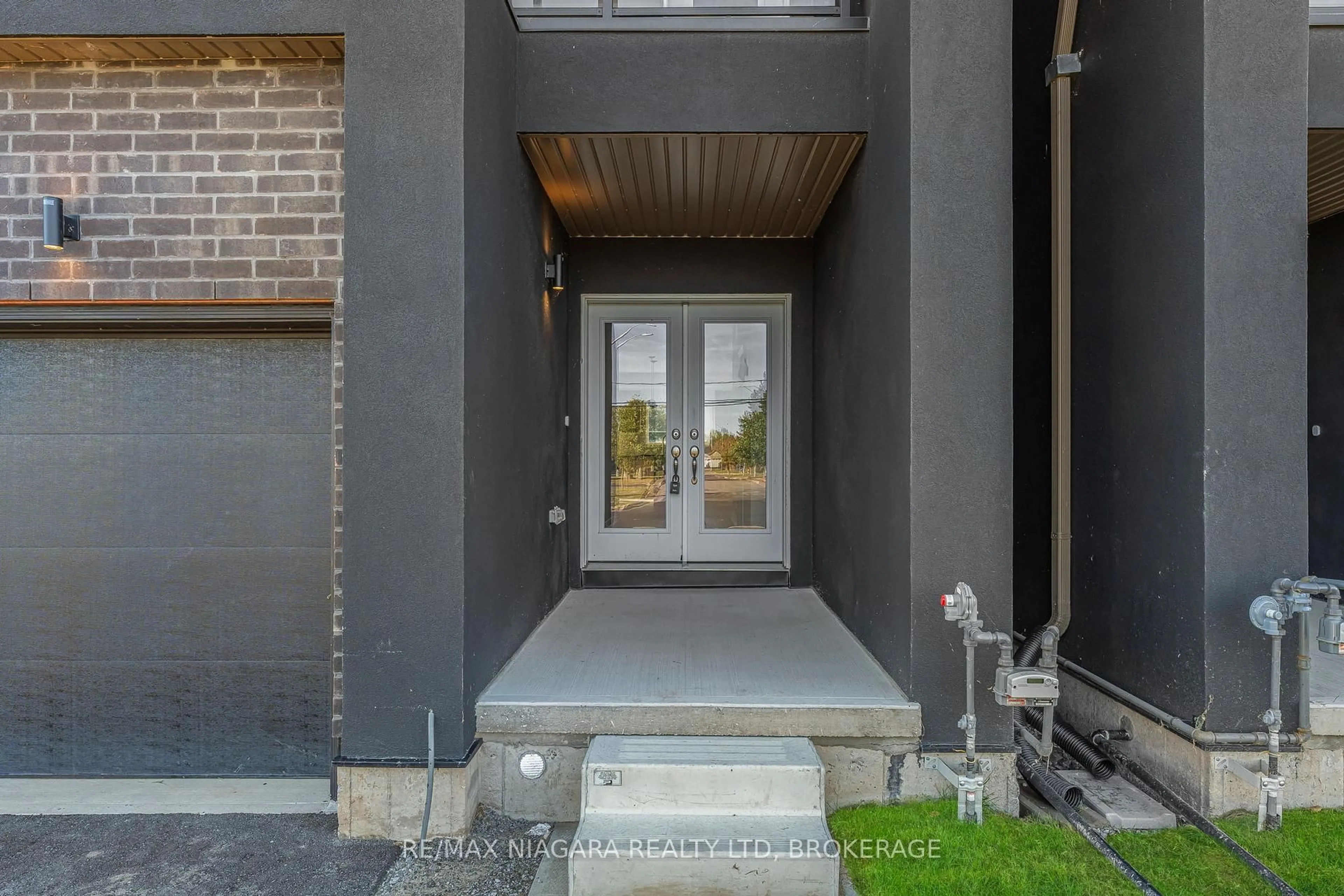 Indoor entryway for 3221 DOMINION Rd, Fort Erie Ontario L0S 1N0