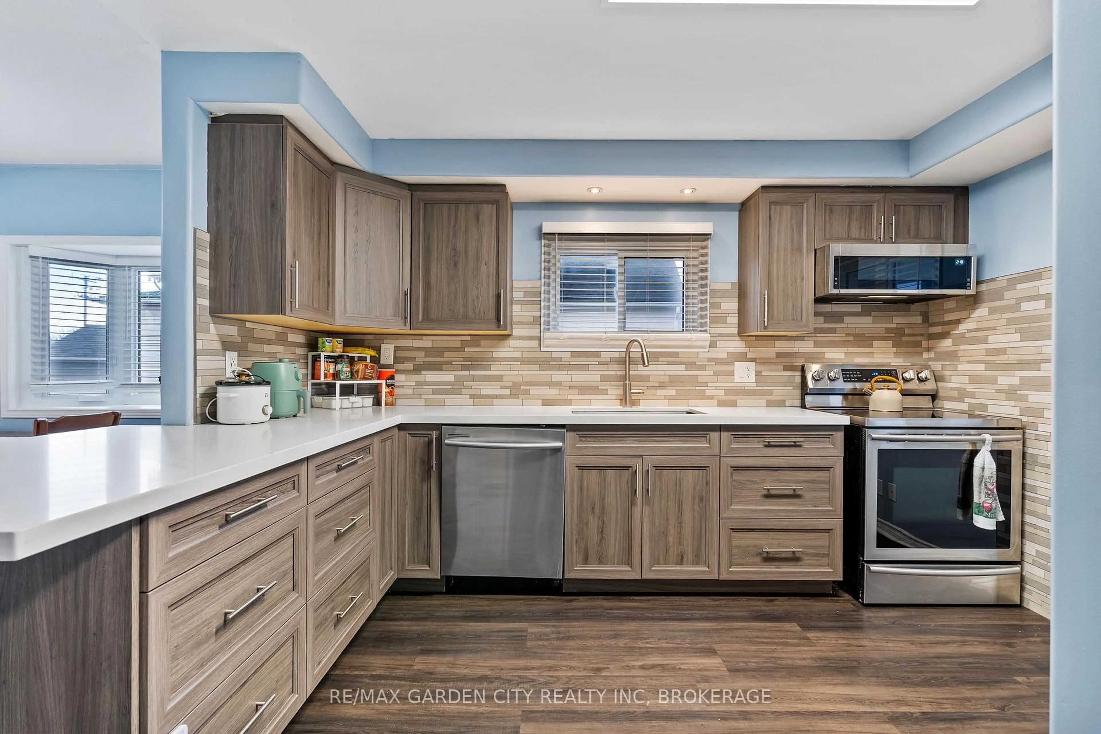 Contemporary kitchen, unknown for 291 ALBERTA St, Welland Ontario L3B 2W1