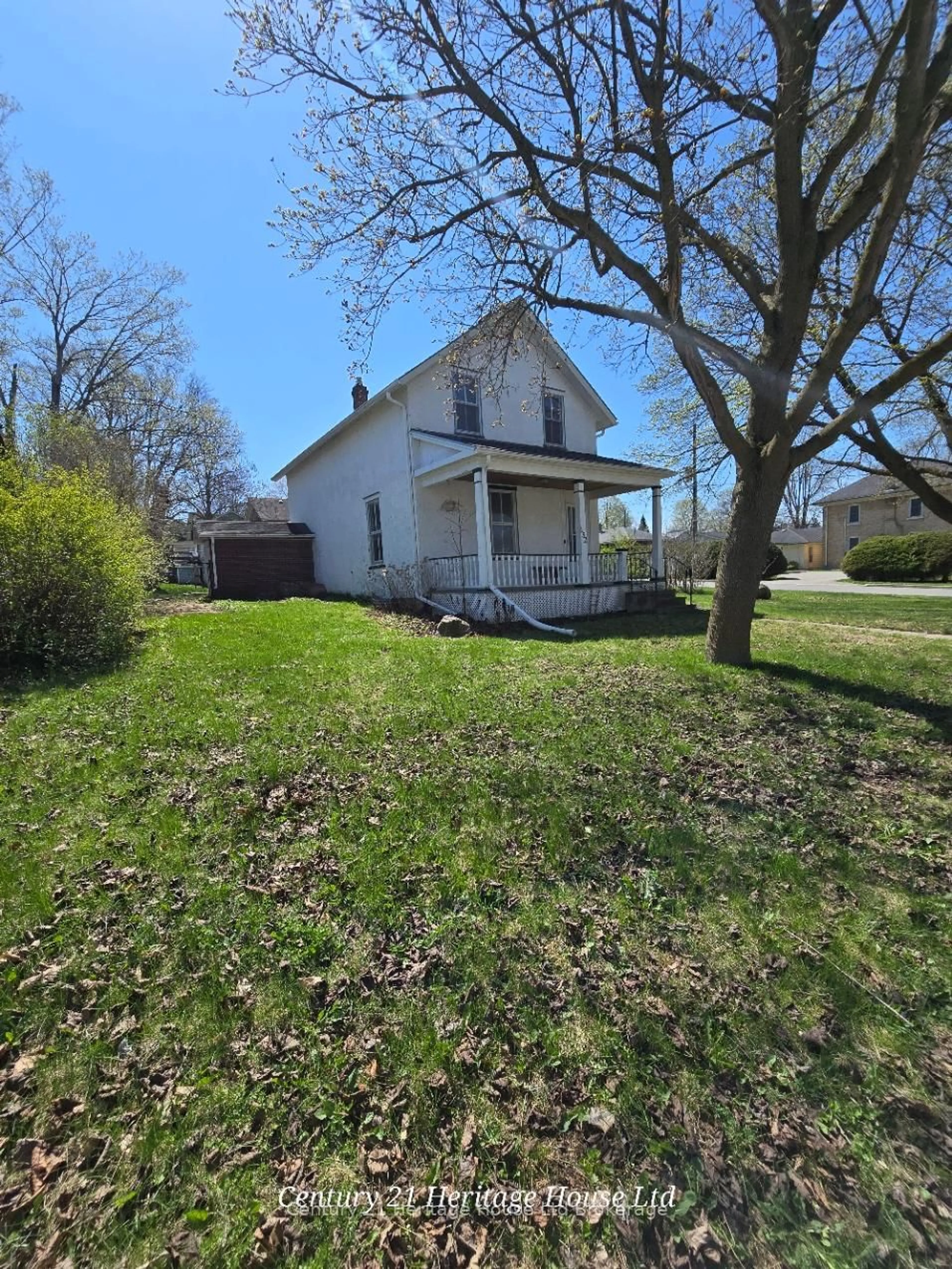 A pic from outside/outdoor area/front of a property/back of a property/a pic from drone, street for 152 Charles St, Ingersoll Ontario N5C 1K2