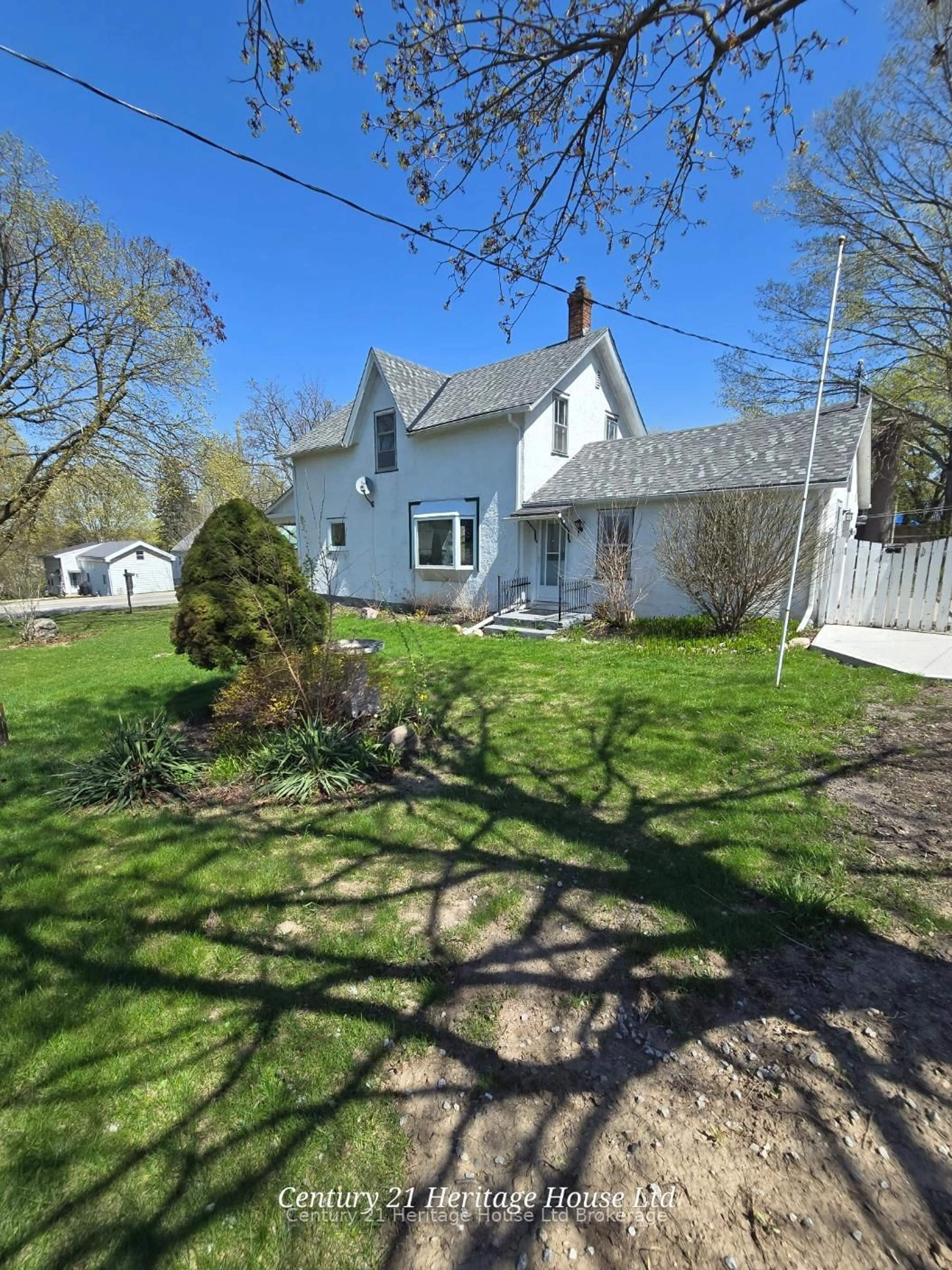 A pic from outside/outdoor area/front of a property/back of a property/a pic from drone, street for 152 Charles St, Ingersoll Ontario N5C 1K2