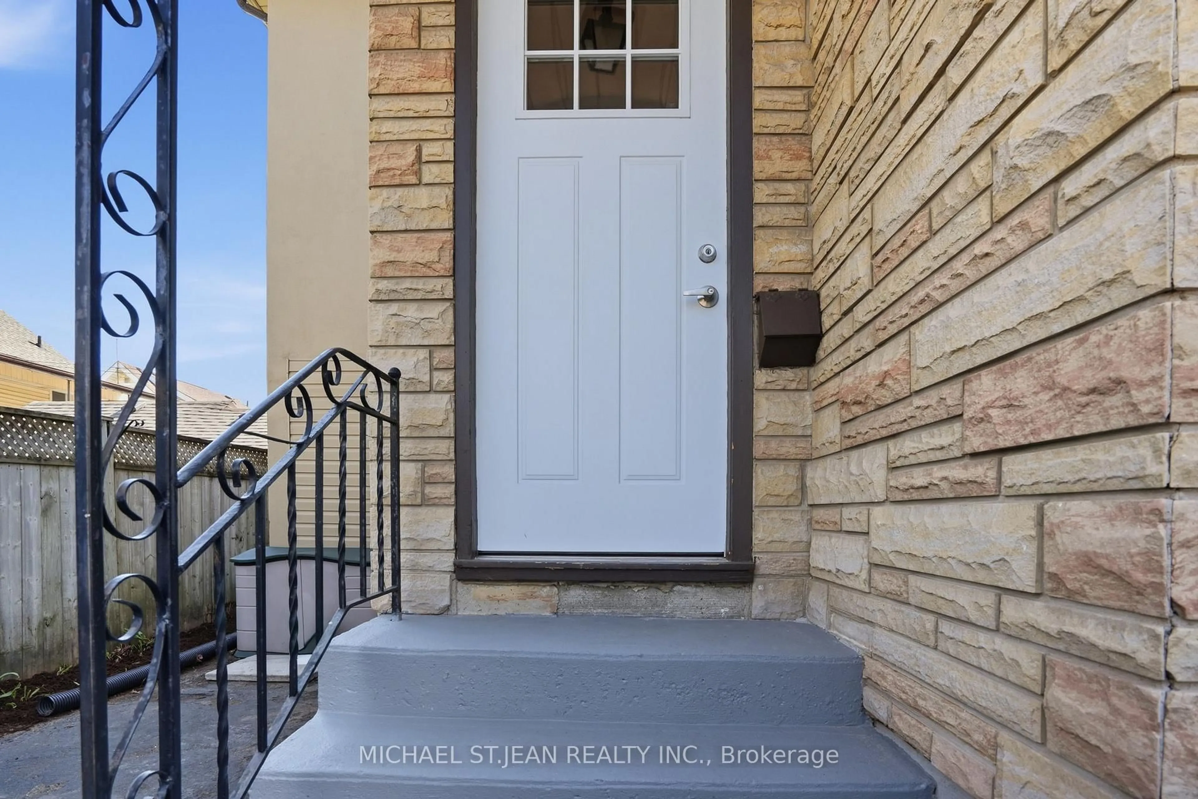 Indoor entryway for 5056 Fourth Ave, Niagara Falls Ontario L2E 4P6