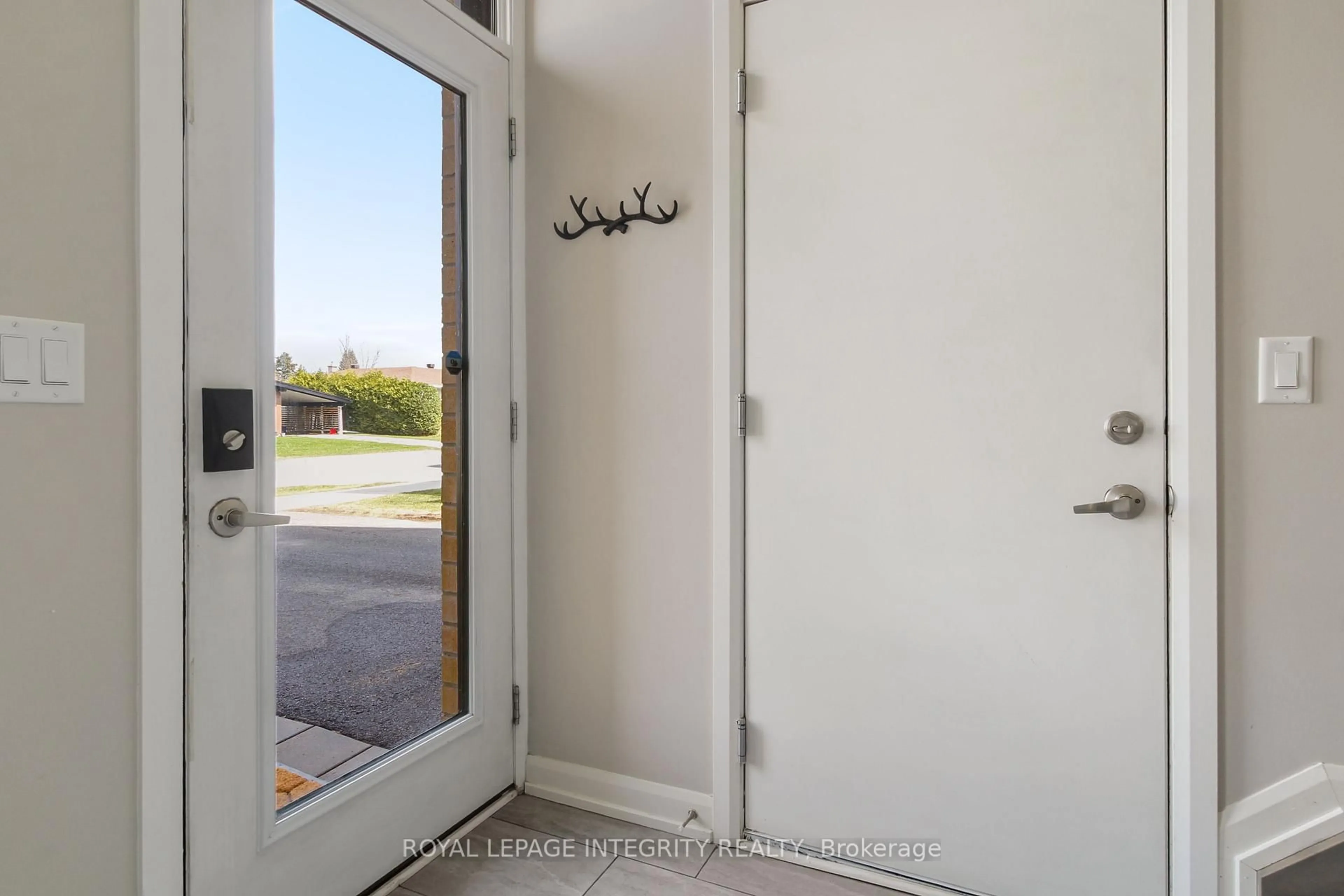 Indoor entryway for 2722 Draper Ave, Ottawa Ontario K2H 0C4