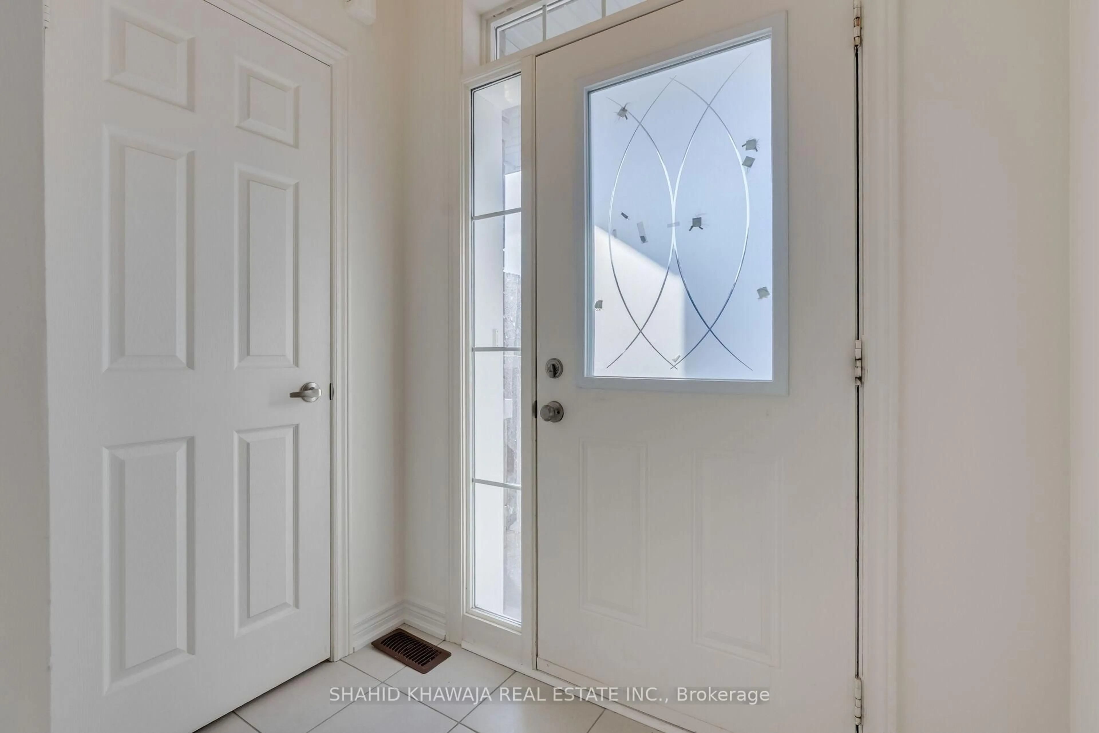 Indoor entryway for 62 Holcomb Terr, Hamilton Ontario L6R 3K3