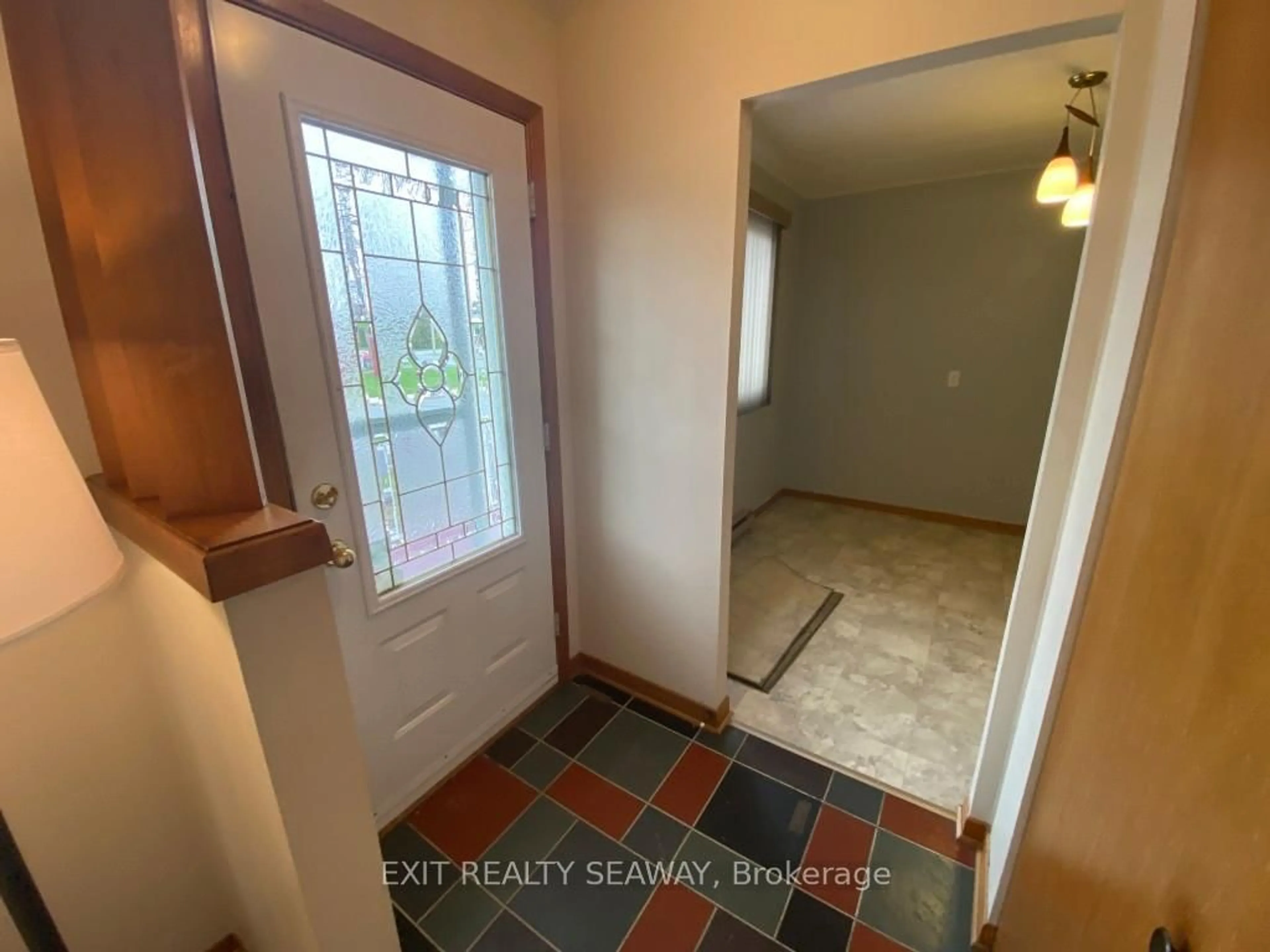 Indoor entryway for 1311 Walton St, Cornwall Ontario K6H 1V5