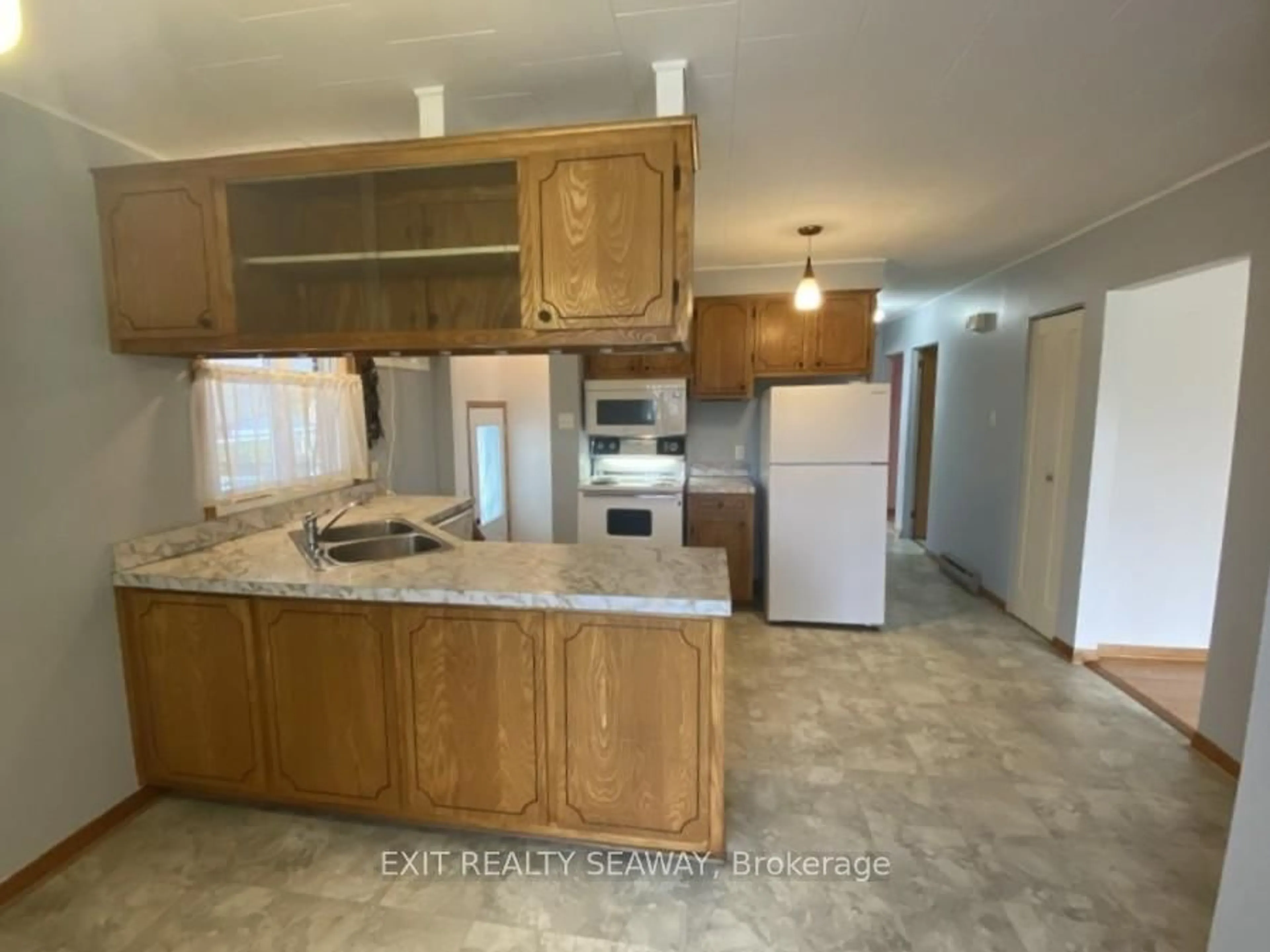 Standard kitchen, unknown for 1311 Walton St, Cornwall Ontario K6H 1V5
