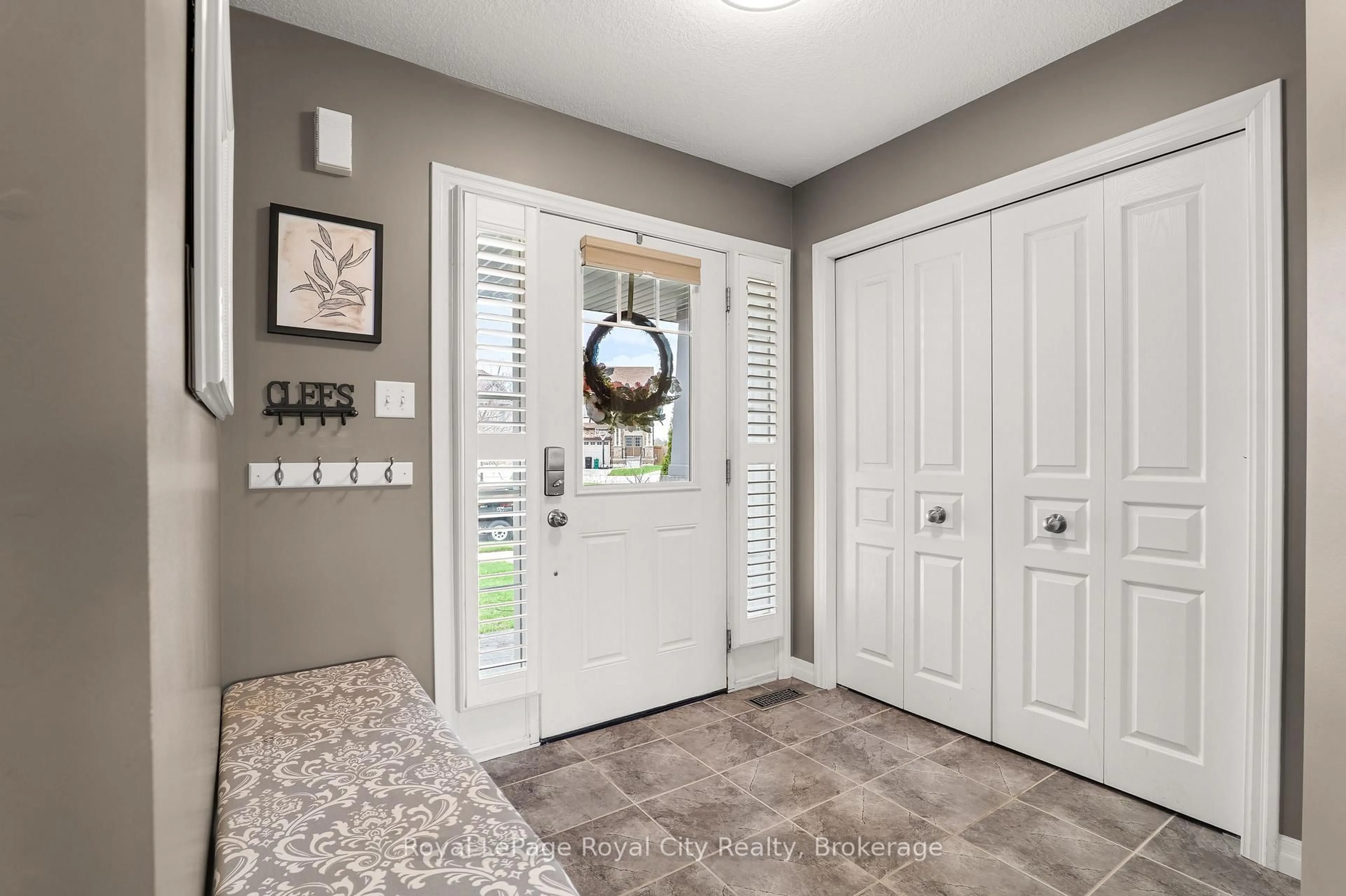 Indoor entryway for 28 Newcastle Crt, Kitchener Ontario N2R 0G7