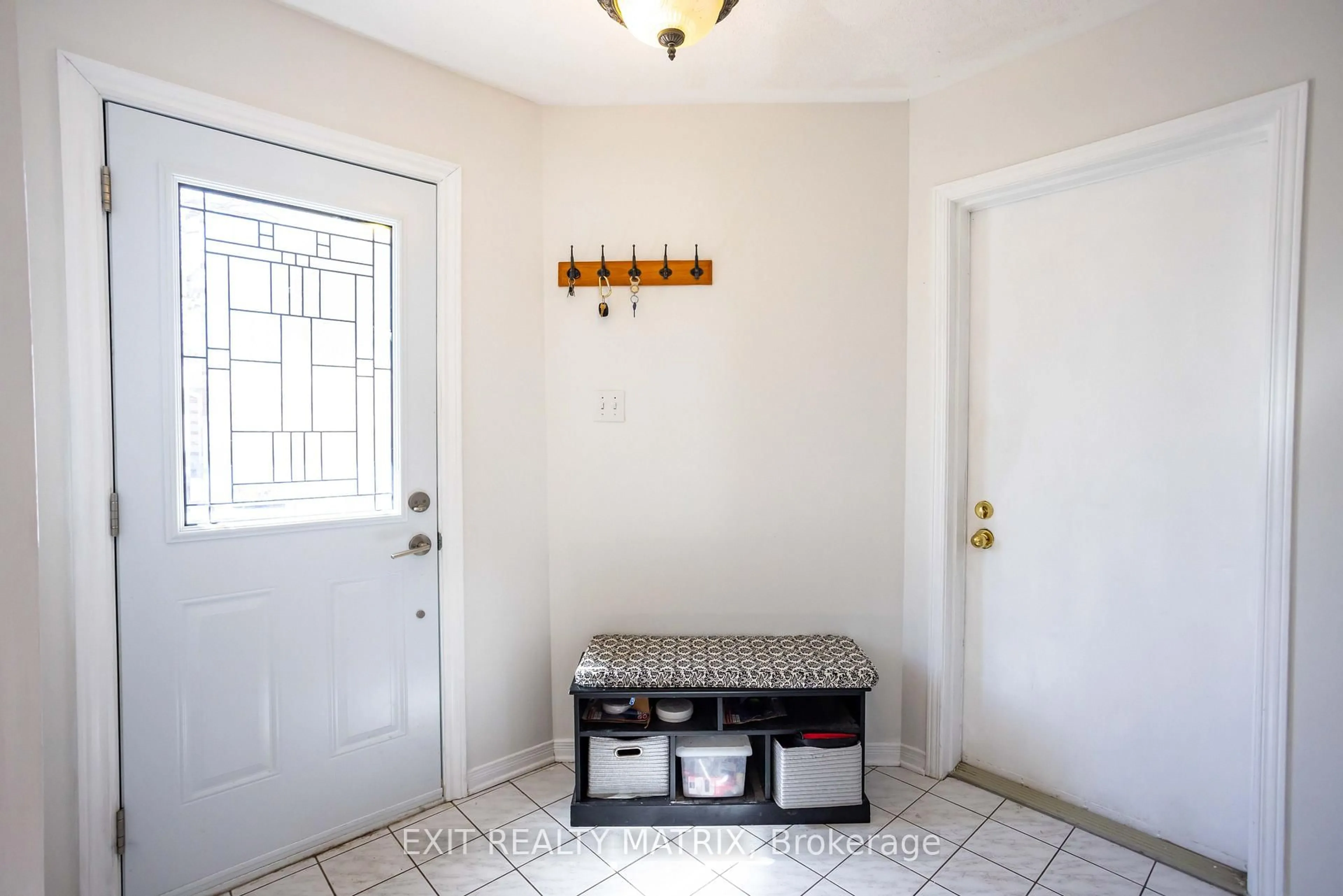 Indoor entryway for 1458 Shawinigan St, Ottawa Ontario K4A 2N2