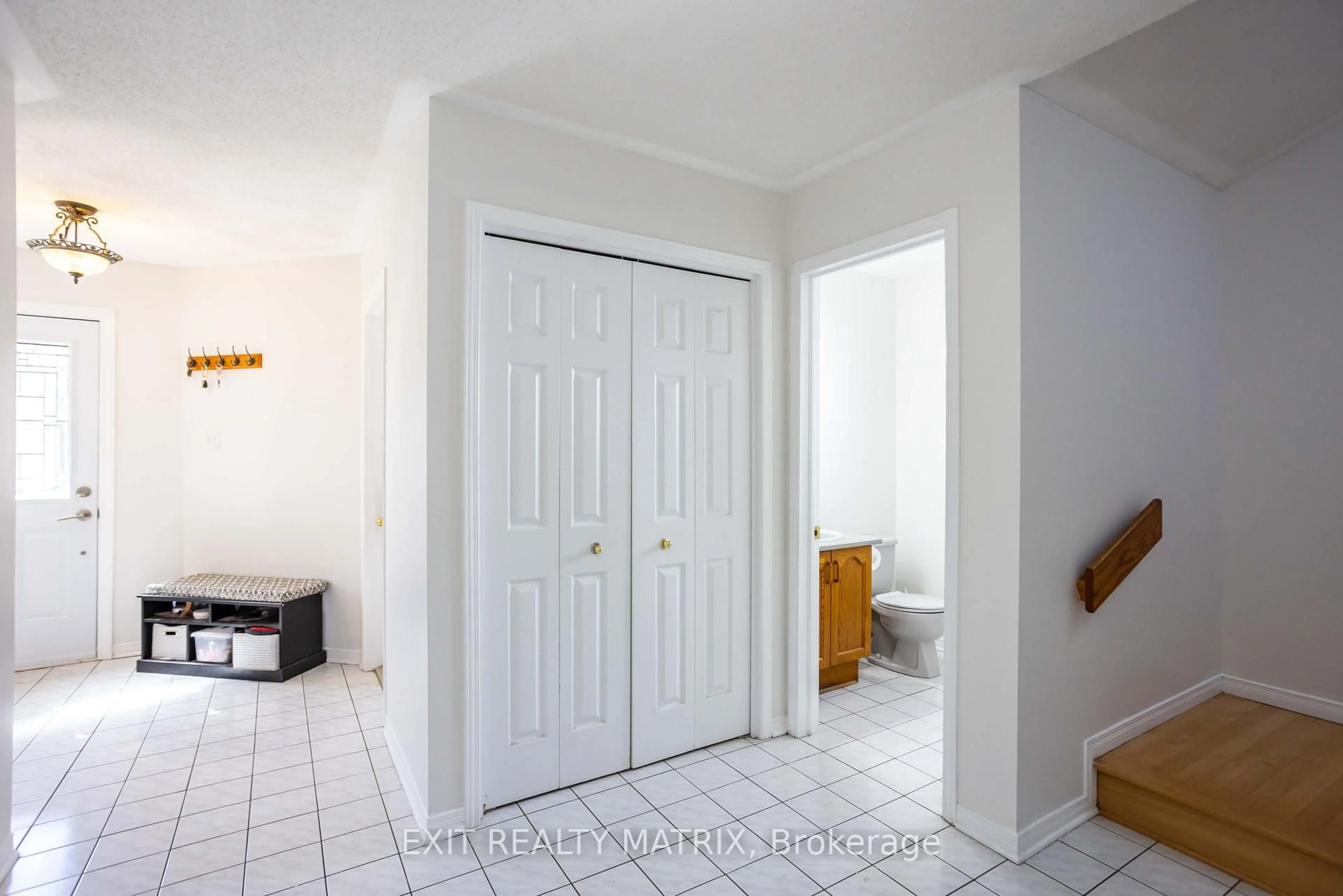 Indoor entryway for 1458 Shawinigan St, Ottawa Ontario K4A 2N2