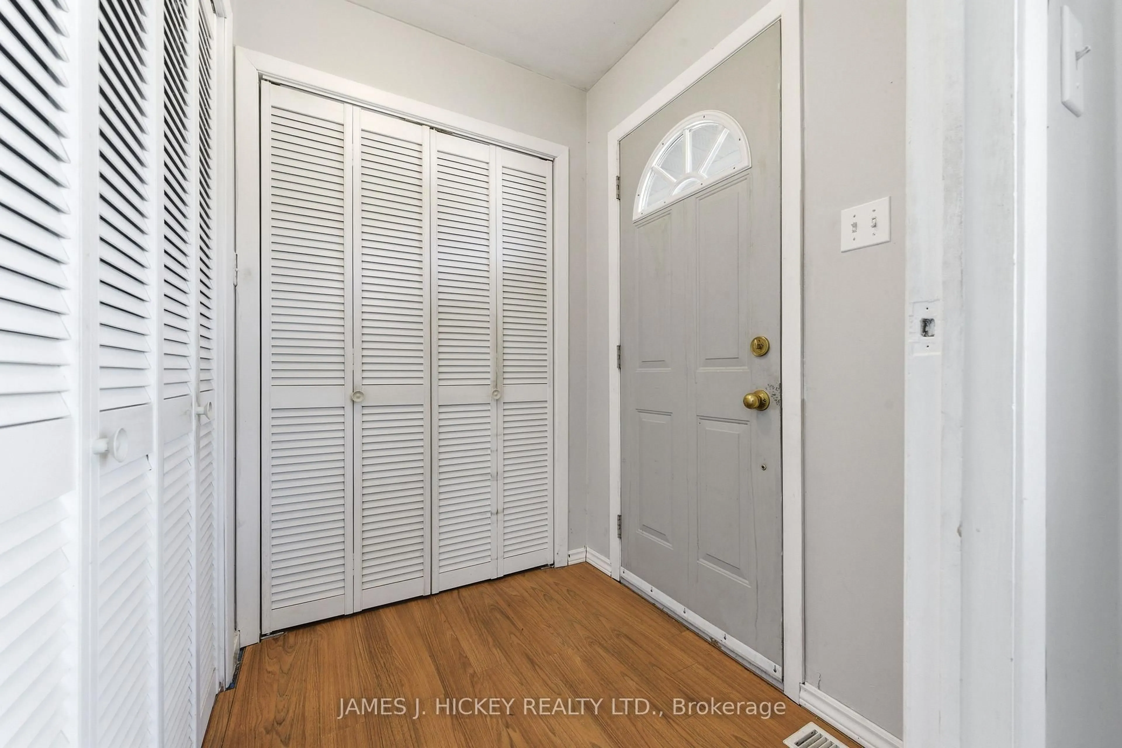 Indoor entryway for 38 Beach Ave, Deep River Ontario K0J 1P0