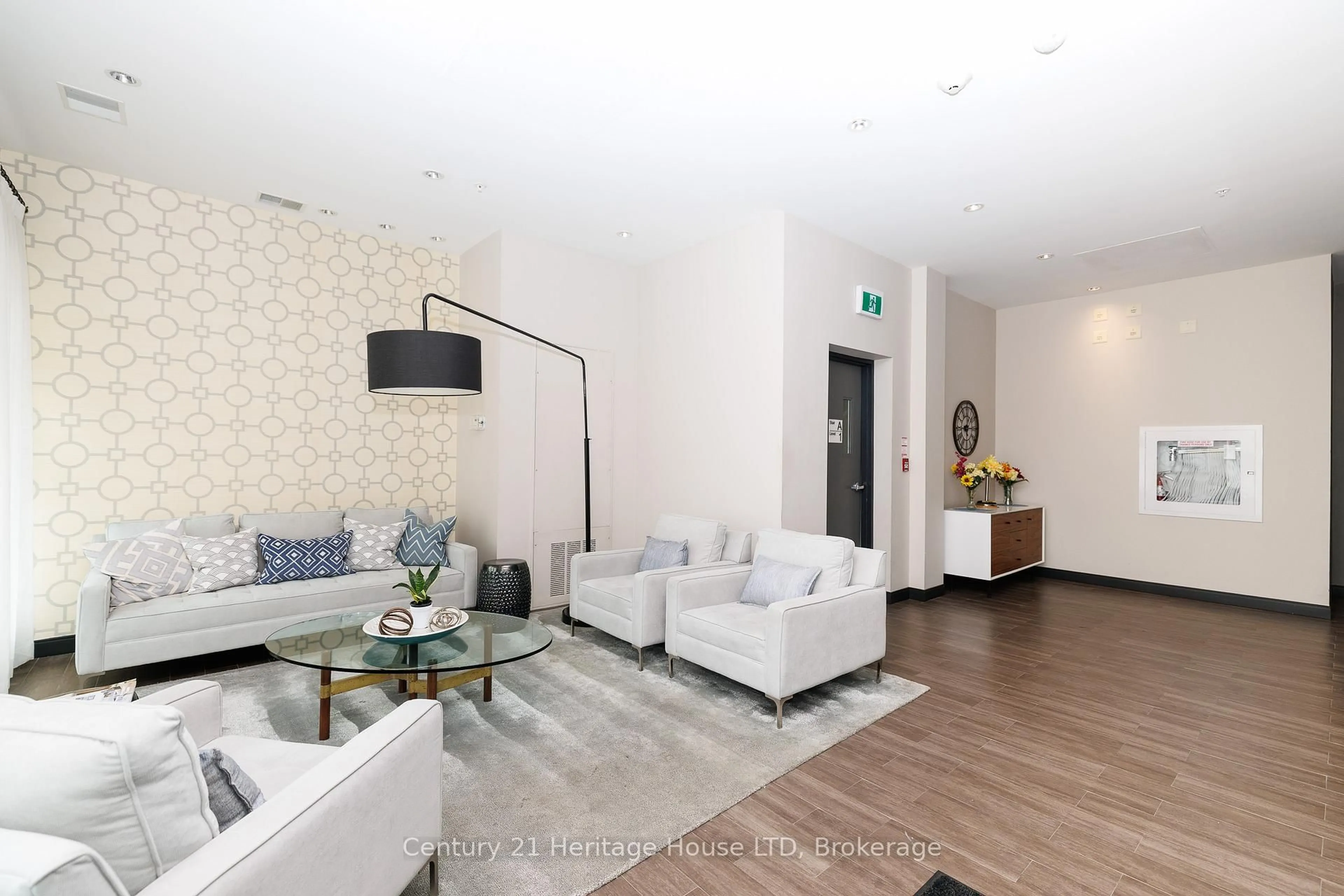 Living room with furniture, unknown for 520 North Service Rd #402, Grimsby Ontario L3M 0C9