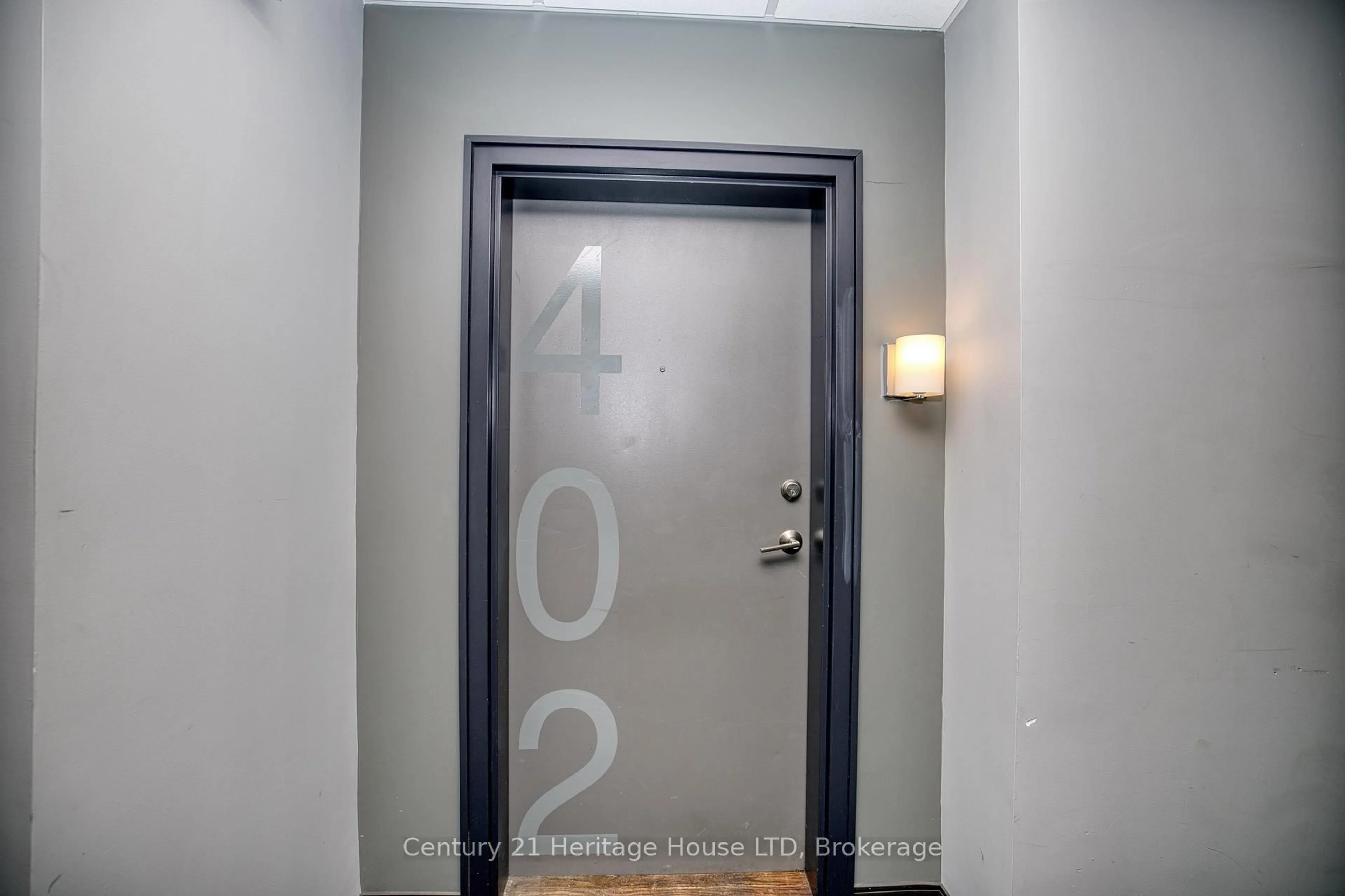 Indoor foyer for 520 North Service Rd #402, Grimsby Ontario L3M 0C9