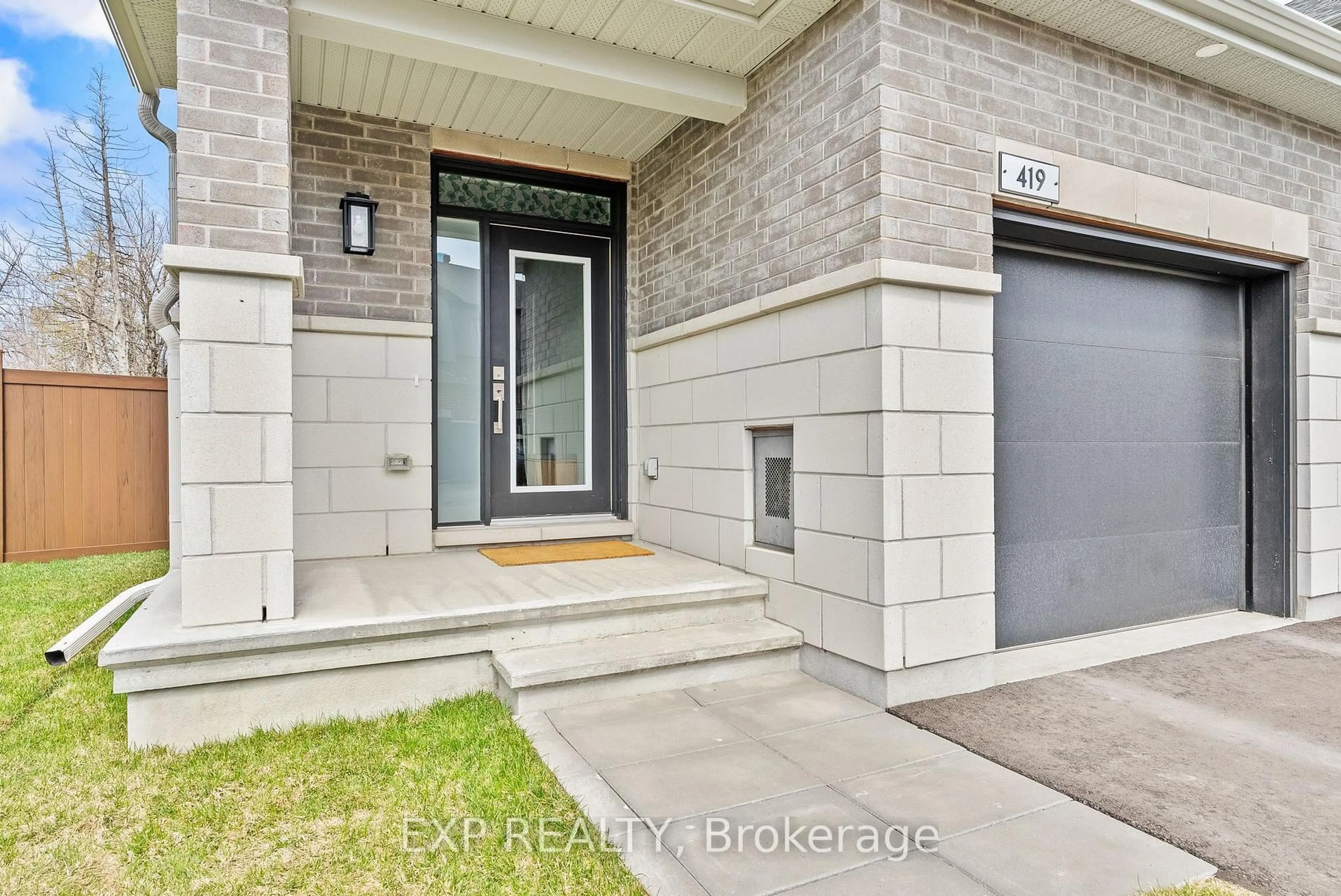 Indoor entryway for 419 Clubtail Private, Ottawa Ontario K1X 0M9