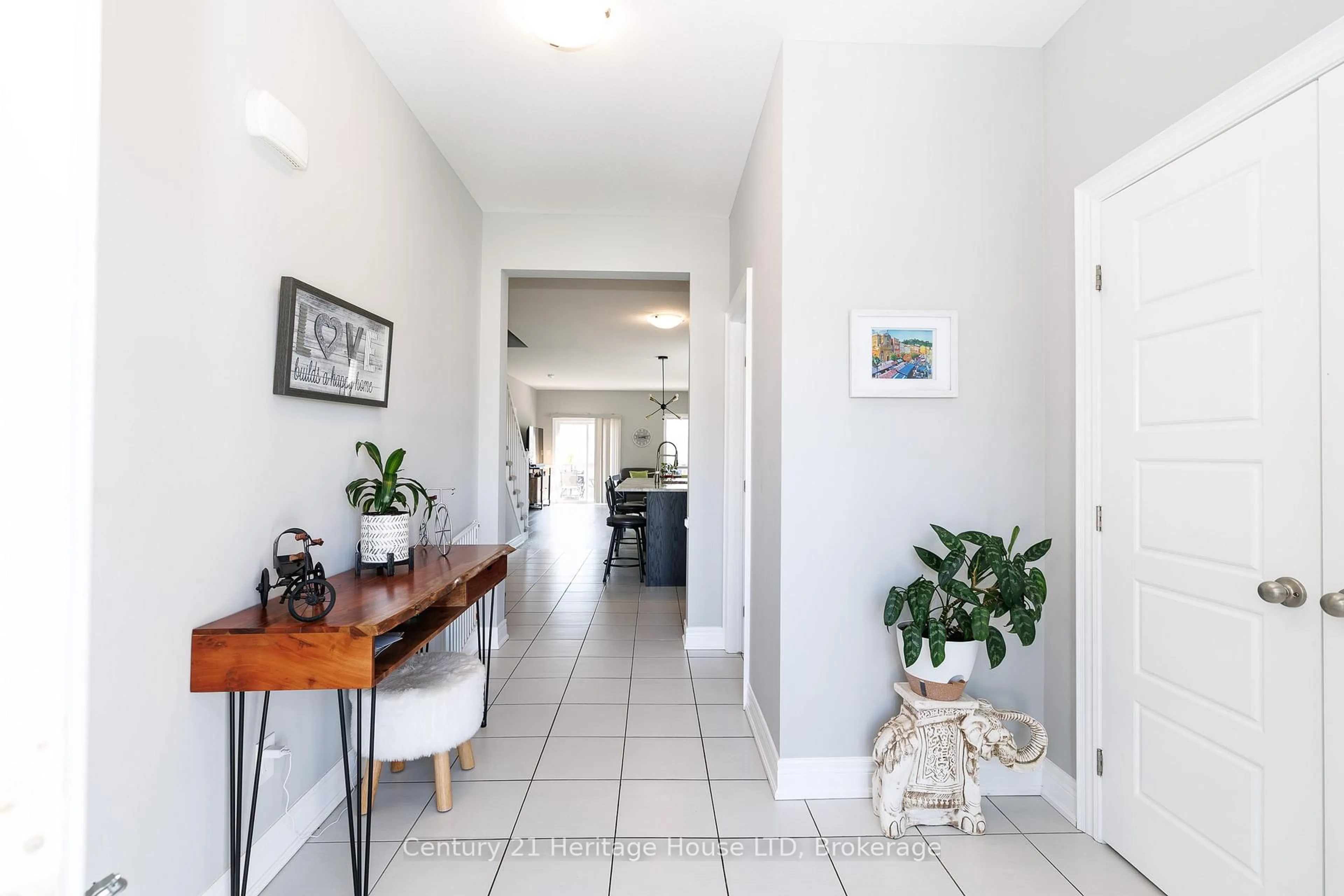 Indoor entryway for 390 Hummel Cres, Fort Erie Ontario L2A 0E8