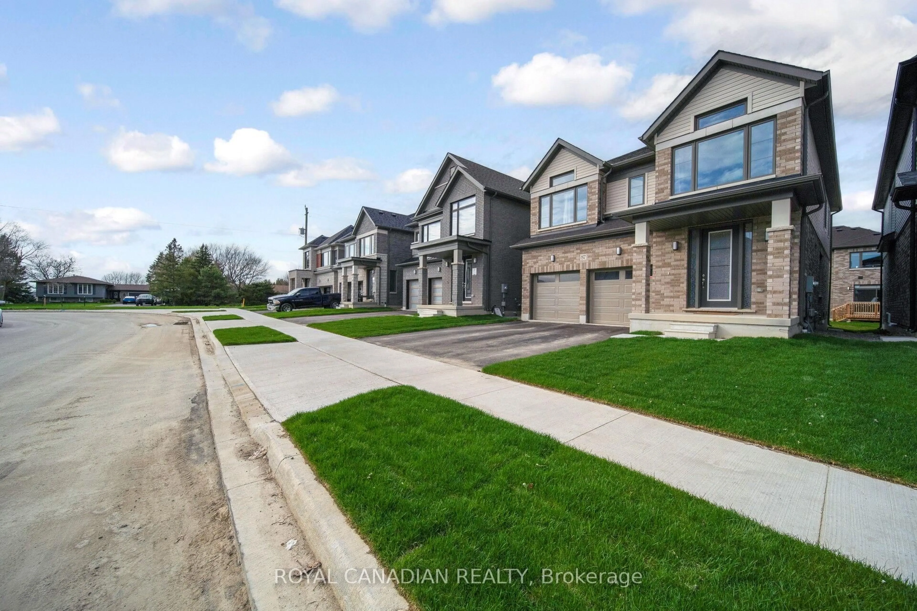 A pic from outside/outdoor area/front of a property/back of a property/a pic from drone, street for 87 Soules Sq, Hamilton Ontario L0R 1C0