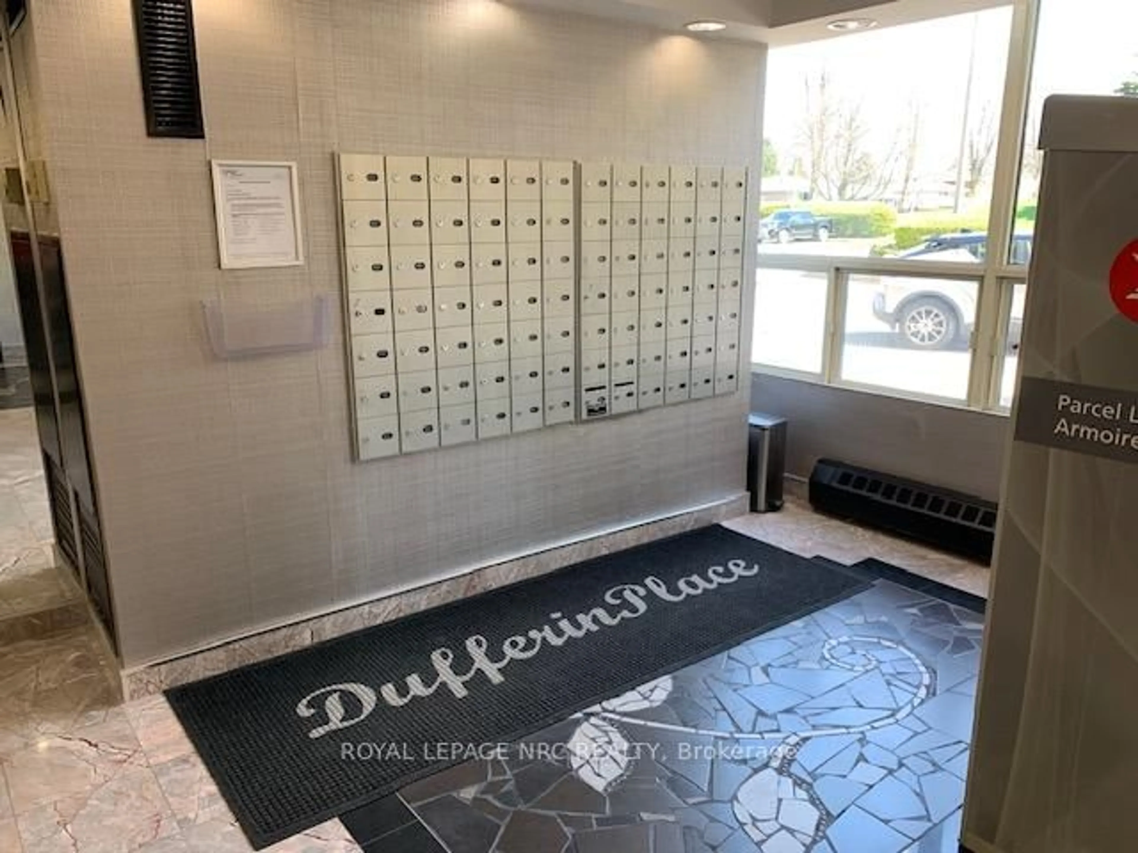 Indoor foyer for 5100 Dorchester Rd #304, Niagara Falls Ontario L2E 7H4