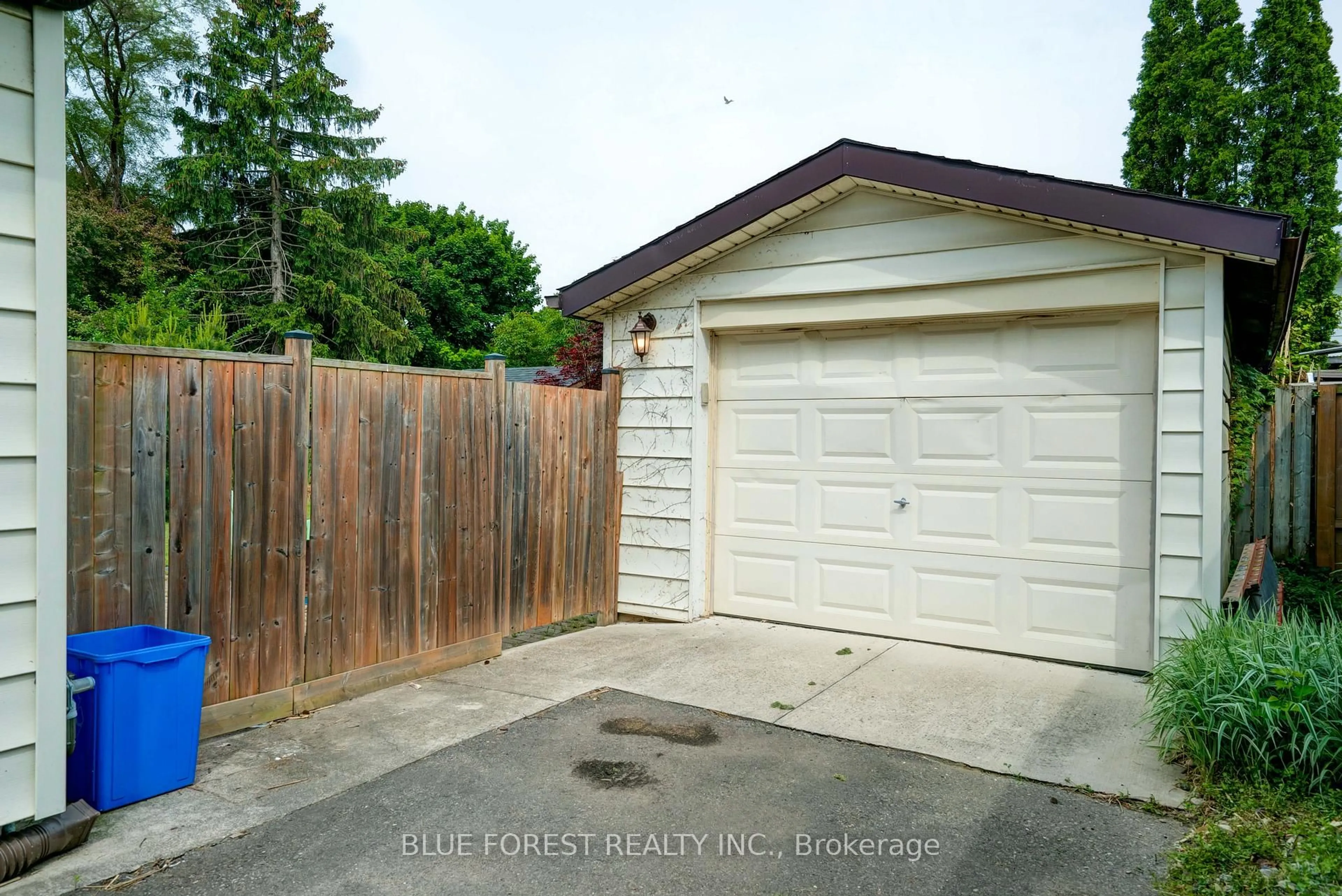 Indoor garage for 62 GLENBURNIE Cres, London North Ontario N5X 2A3