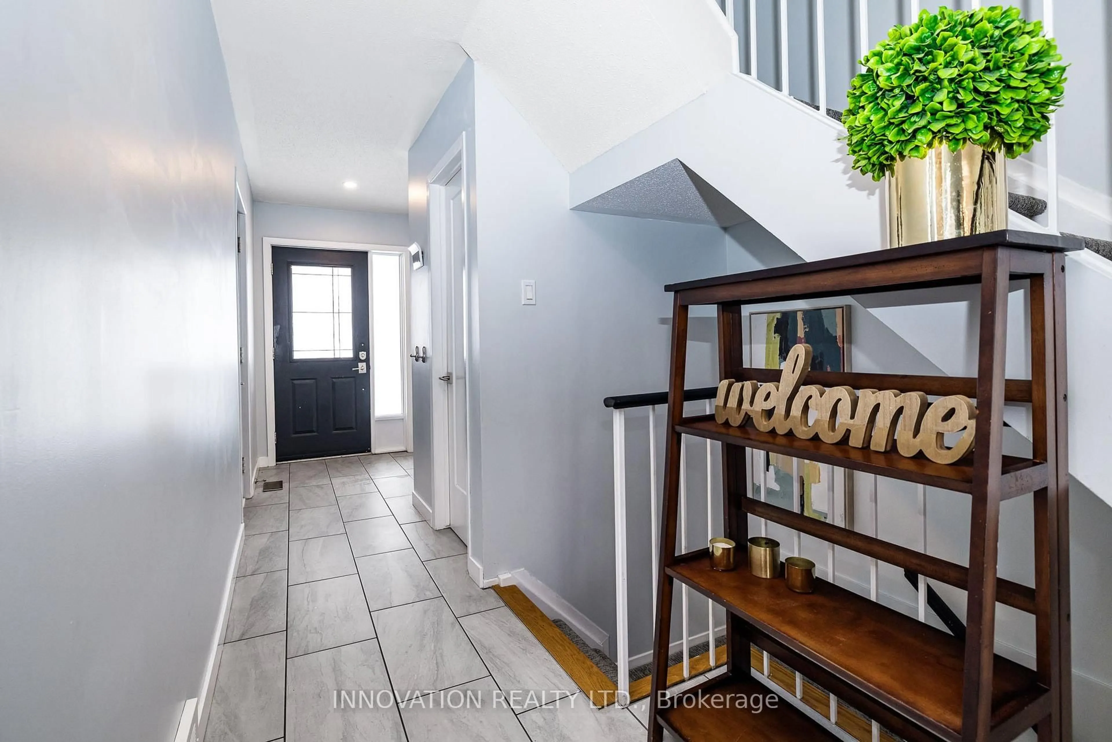 Indoor entryway for 128 Pickwick Dr, Barrhaven Ontario K2J 3C7