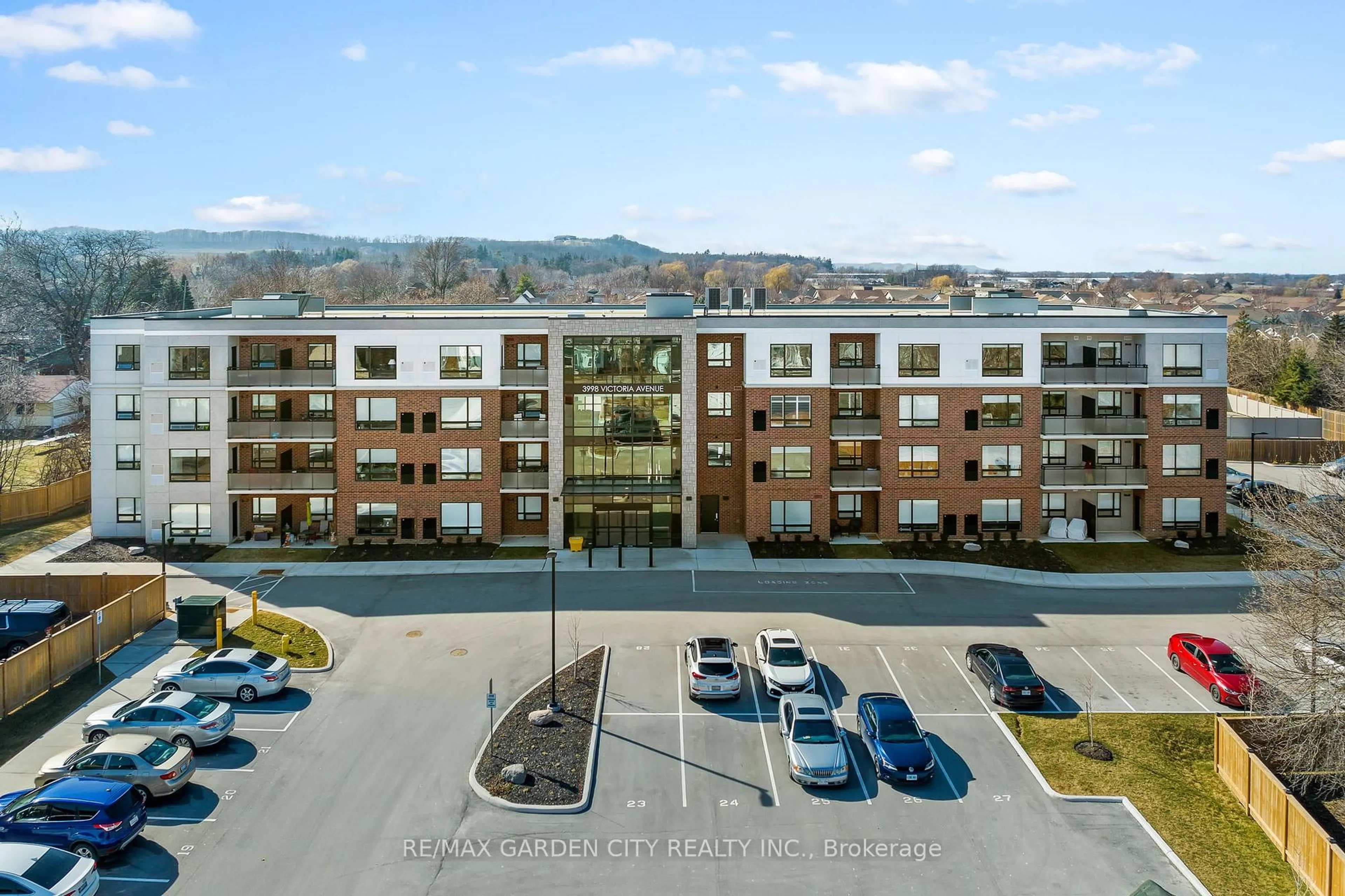 A pic from outside/outdoor area/front of a property/back of a property/a pic from drone, mountain view for 3998 Victoria Ave #105, Lincoln Ontario L0R 2C0