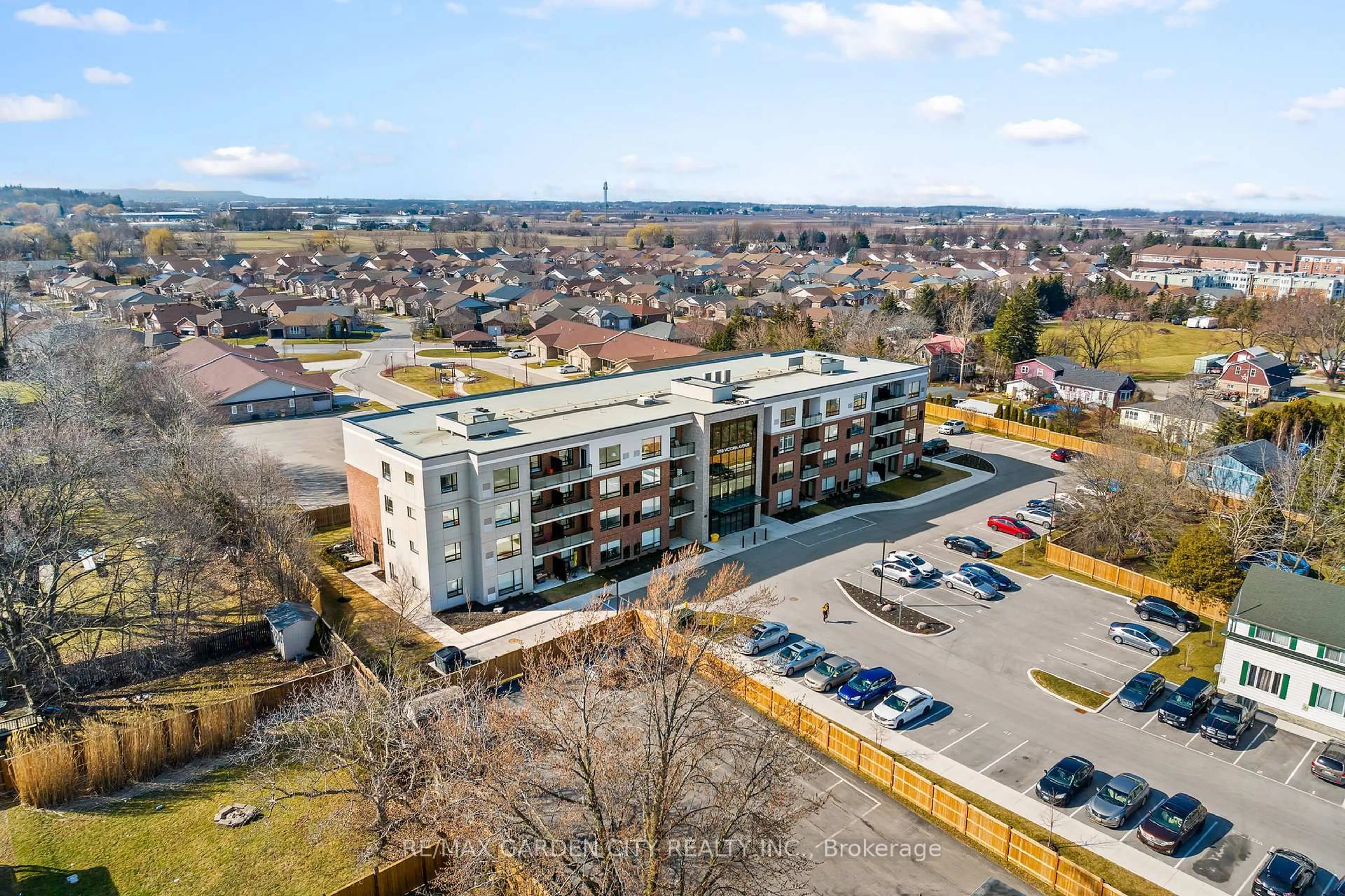 A pic from outside/outdoor area/front of a property/back of a property/a pic from drone, unknown for 3998 Victoria Ave #105, Lincoln Ontario L0R 2C0