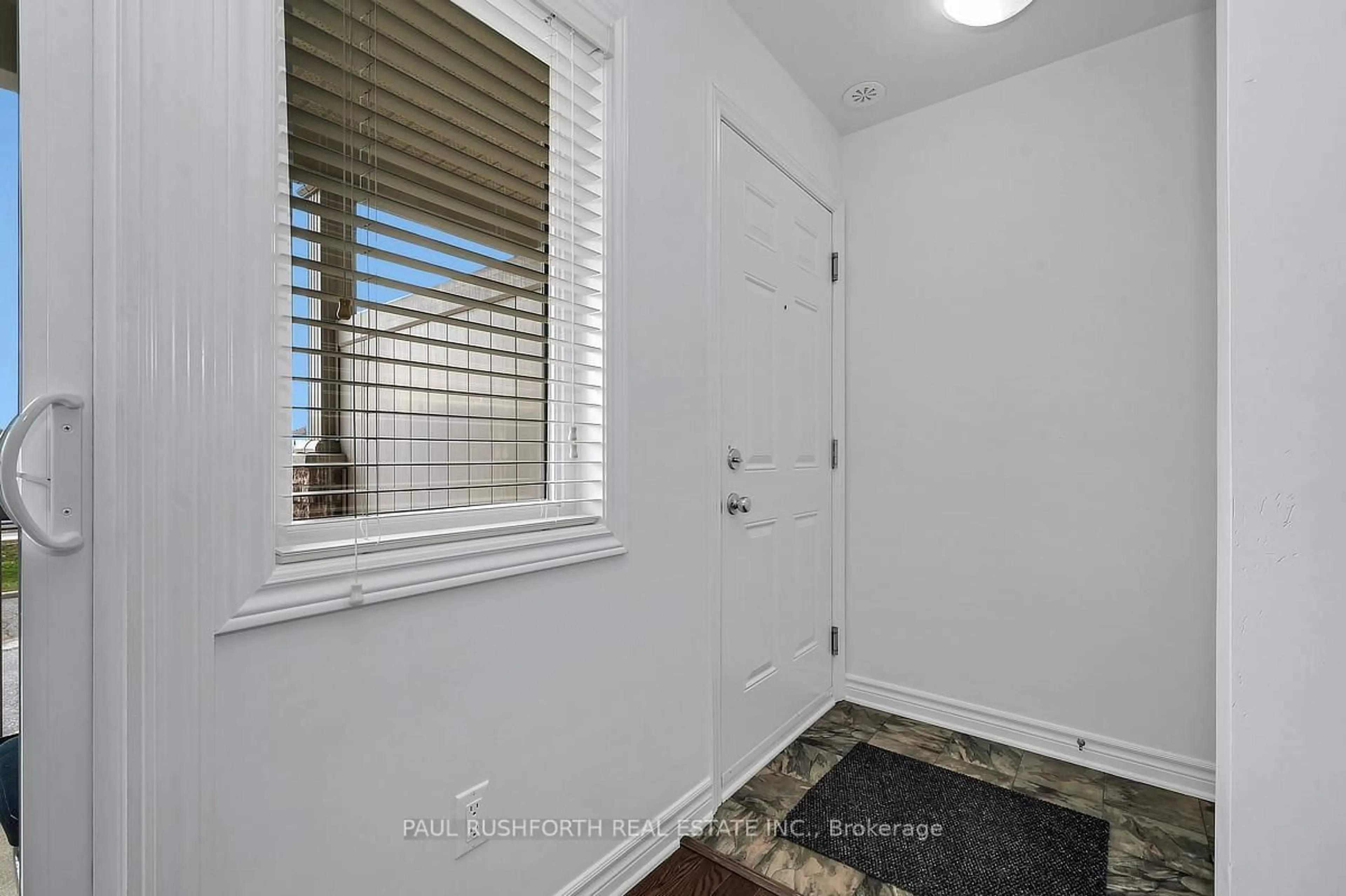 Indoor entryway for 137 Harthill Way #L, Ottawa Ontario K2J 5V1