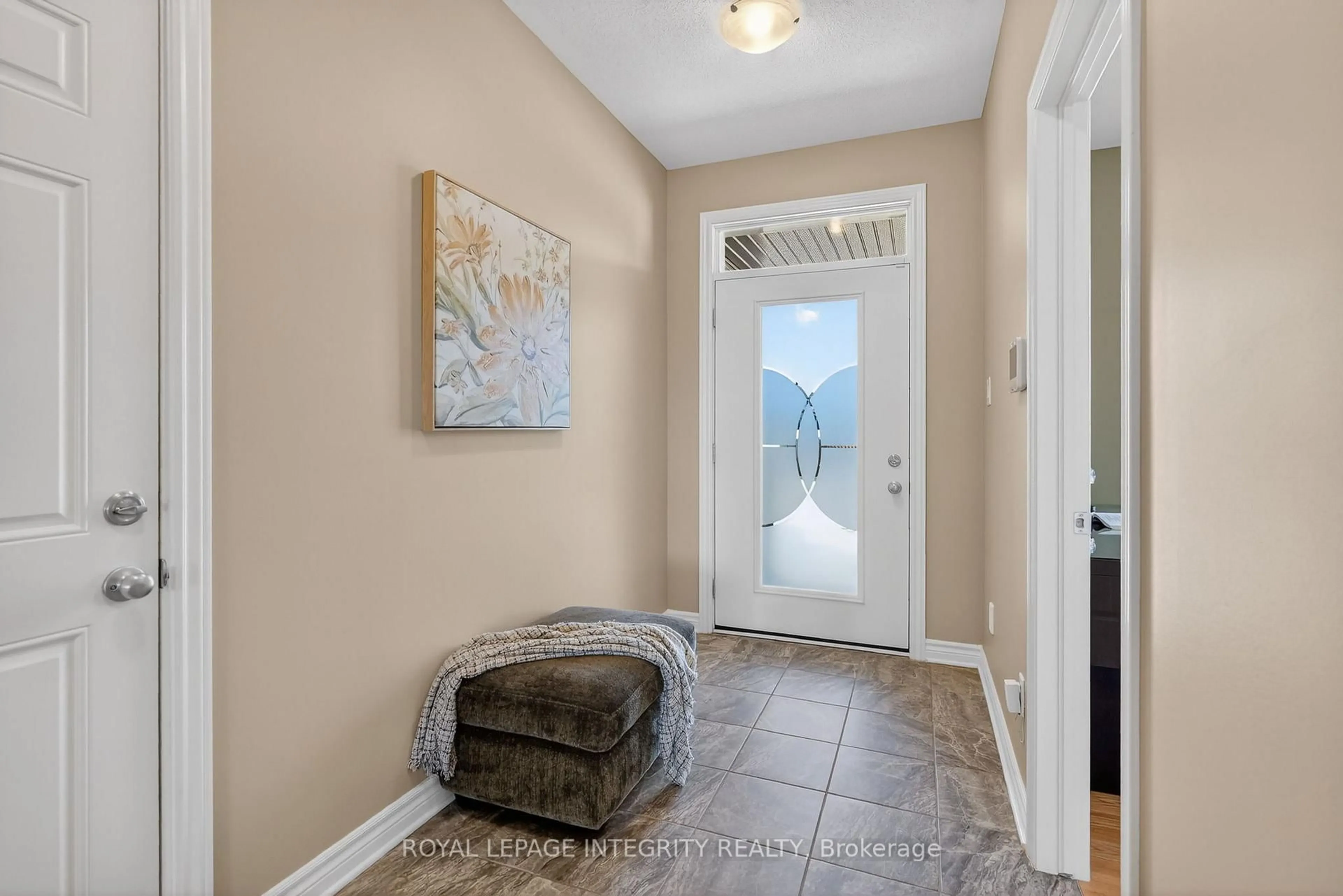 Indoor entryway for 724 Parade Dr, Ottawa Ontario K2S 0Z4