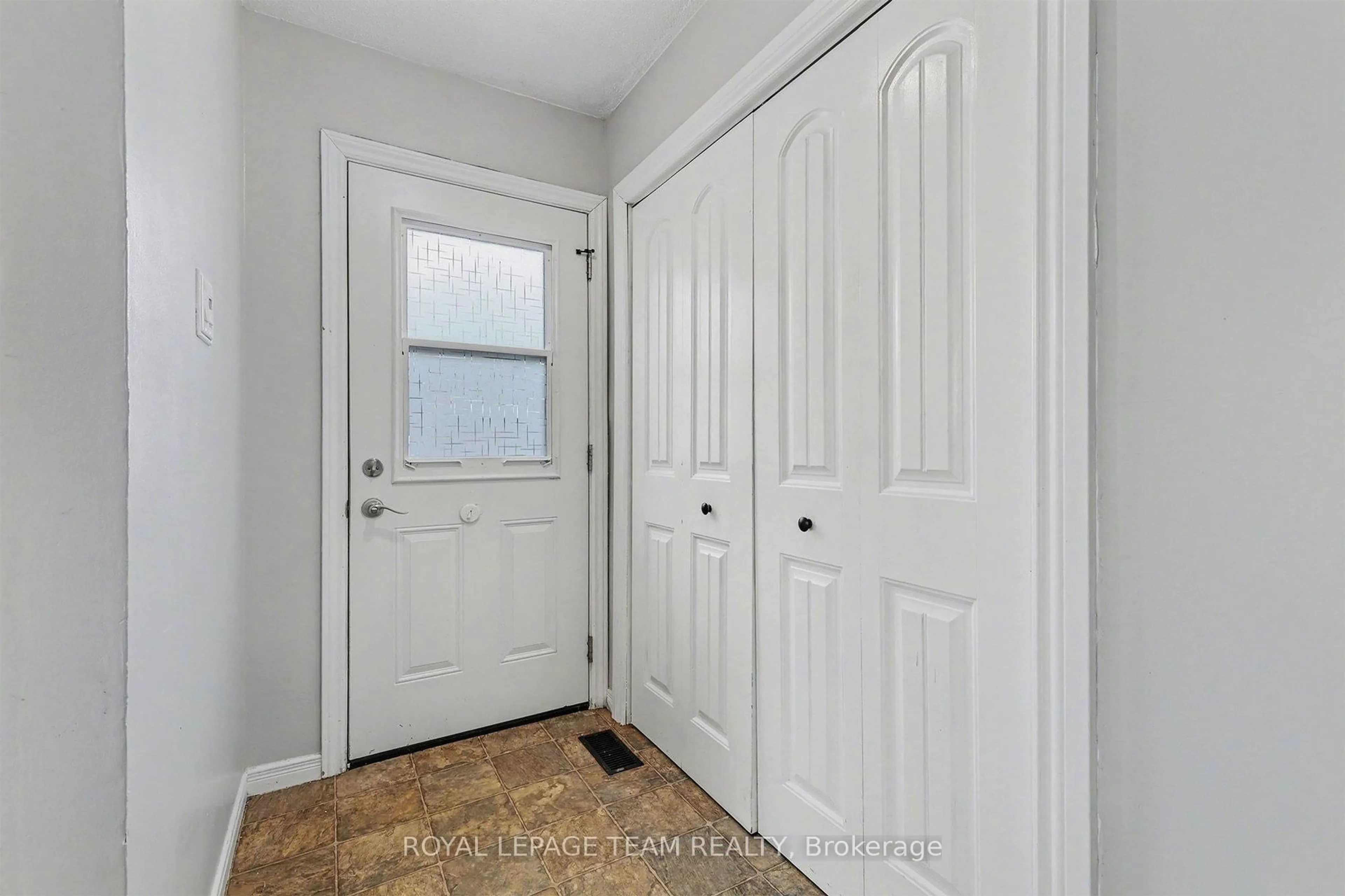 Indoor entryway for 23 Spearman Lane, Ottawa Ontario K2L 1Y6